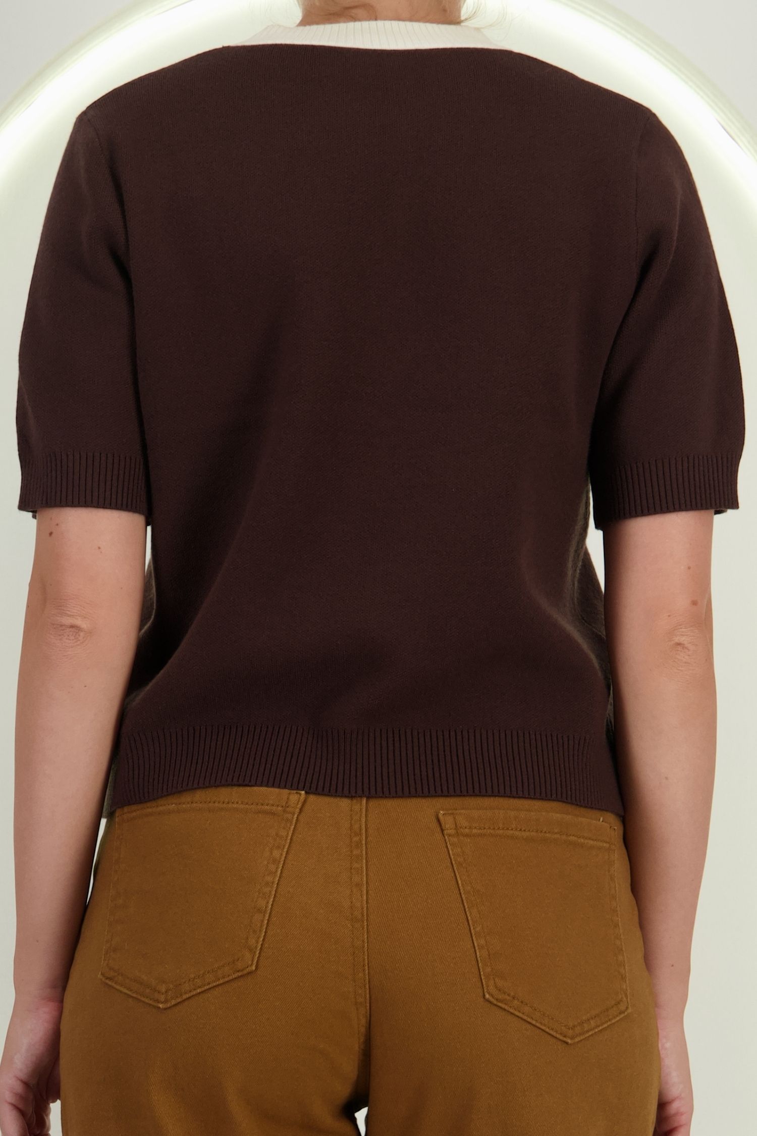 Bluza dama din tricot fin maro cu un croi larg cu buzunare false accesorizate 5 - StarShinerS.ro