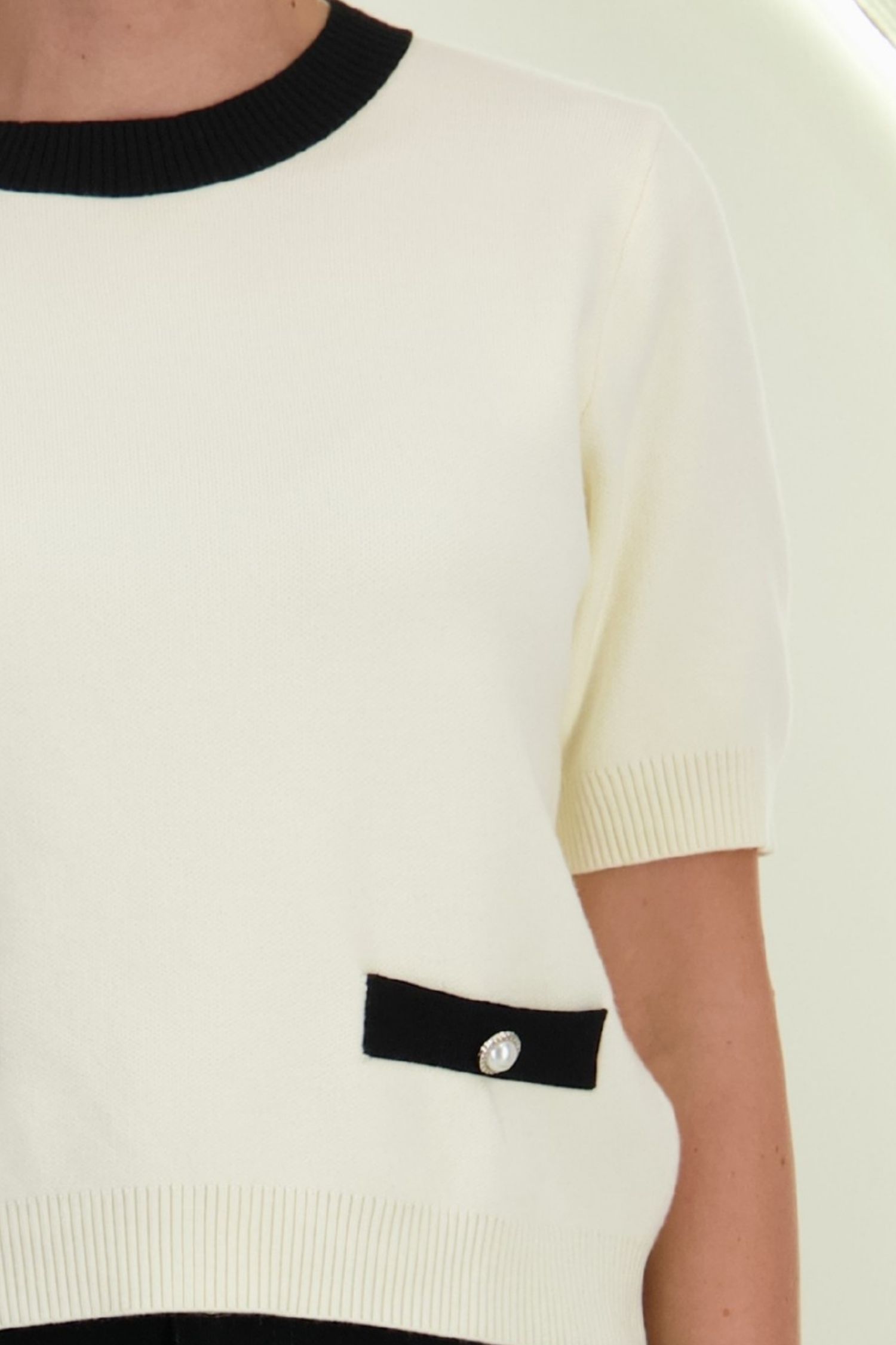 Bluza dama din tricot fin ivoire cu un croi larg cu buzunare false accesorizate 2 - StarShinerS.ro