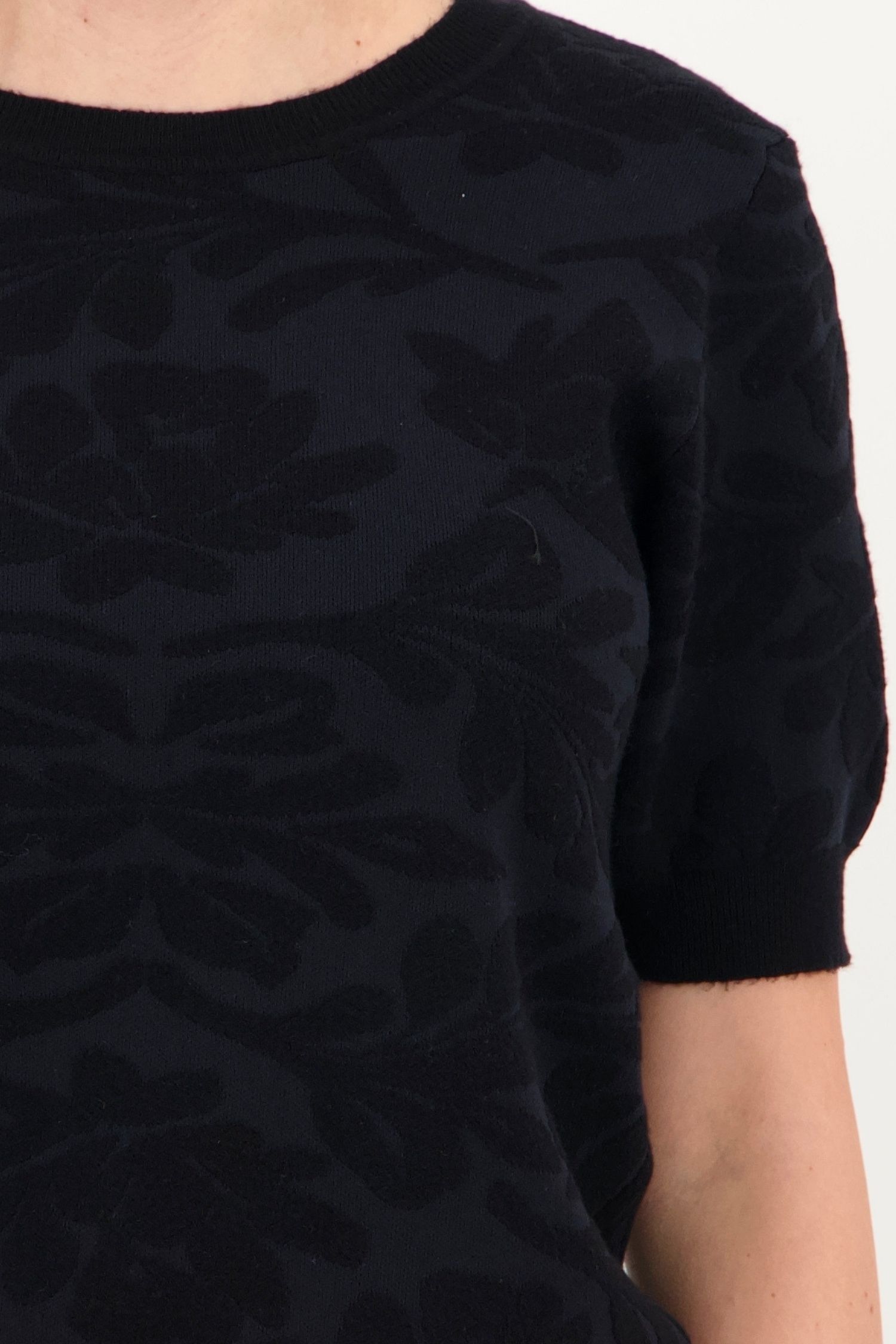 Bluza dama din tricot fin neagra cu un croi larg si model floral 3 - StarShinerS.ro