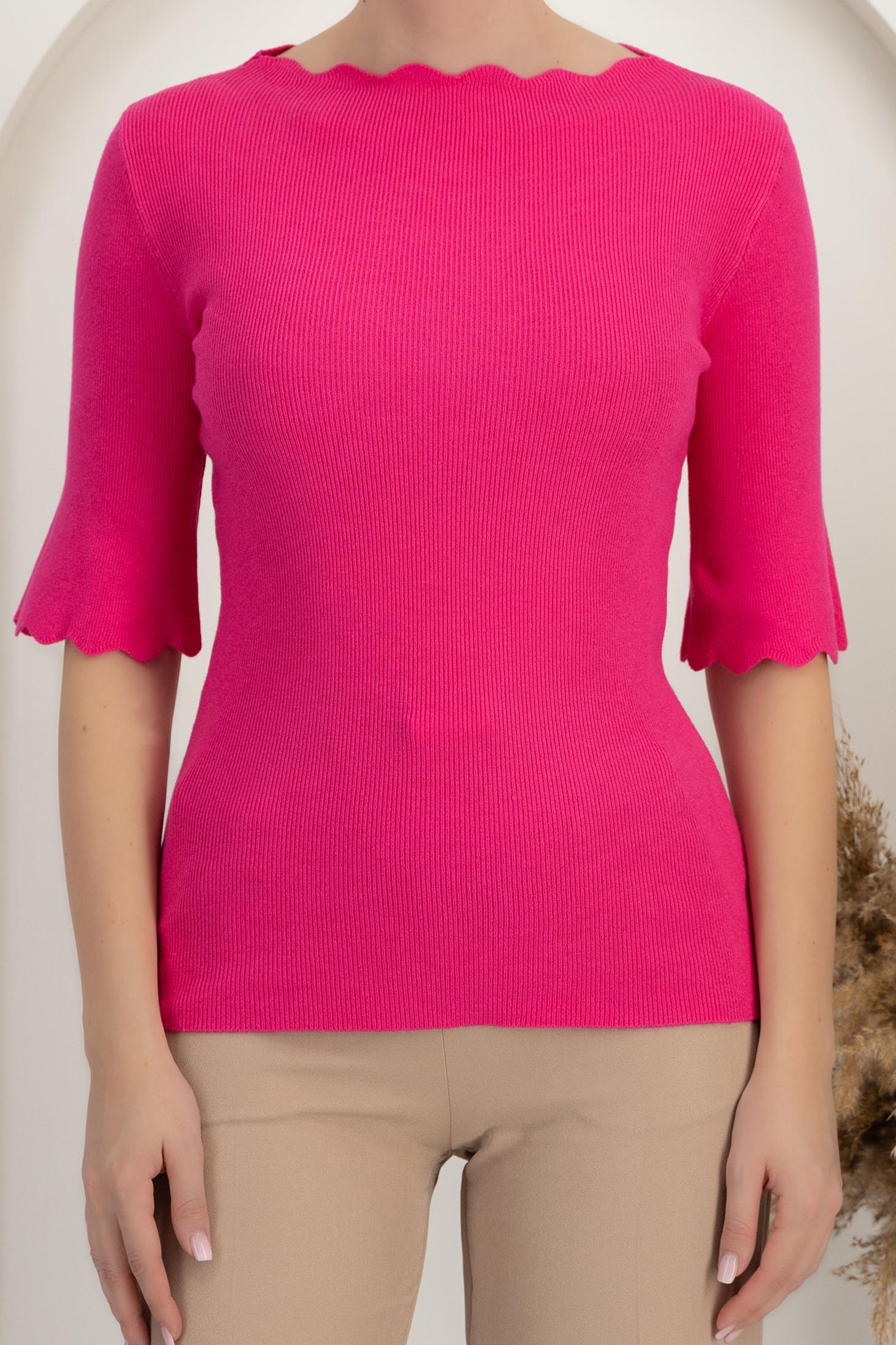 Bluza dama din tricot fin roz cu un croi mulat si decupaje speciale la guler si manec 4 - StarShinerS.ro