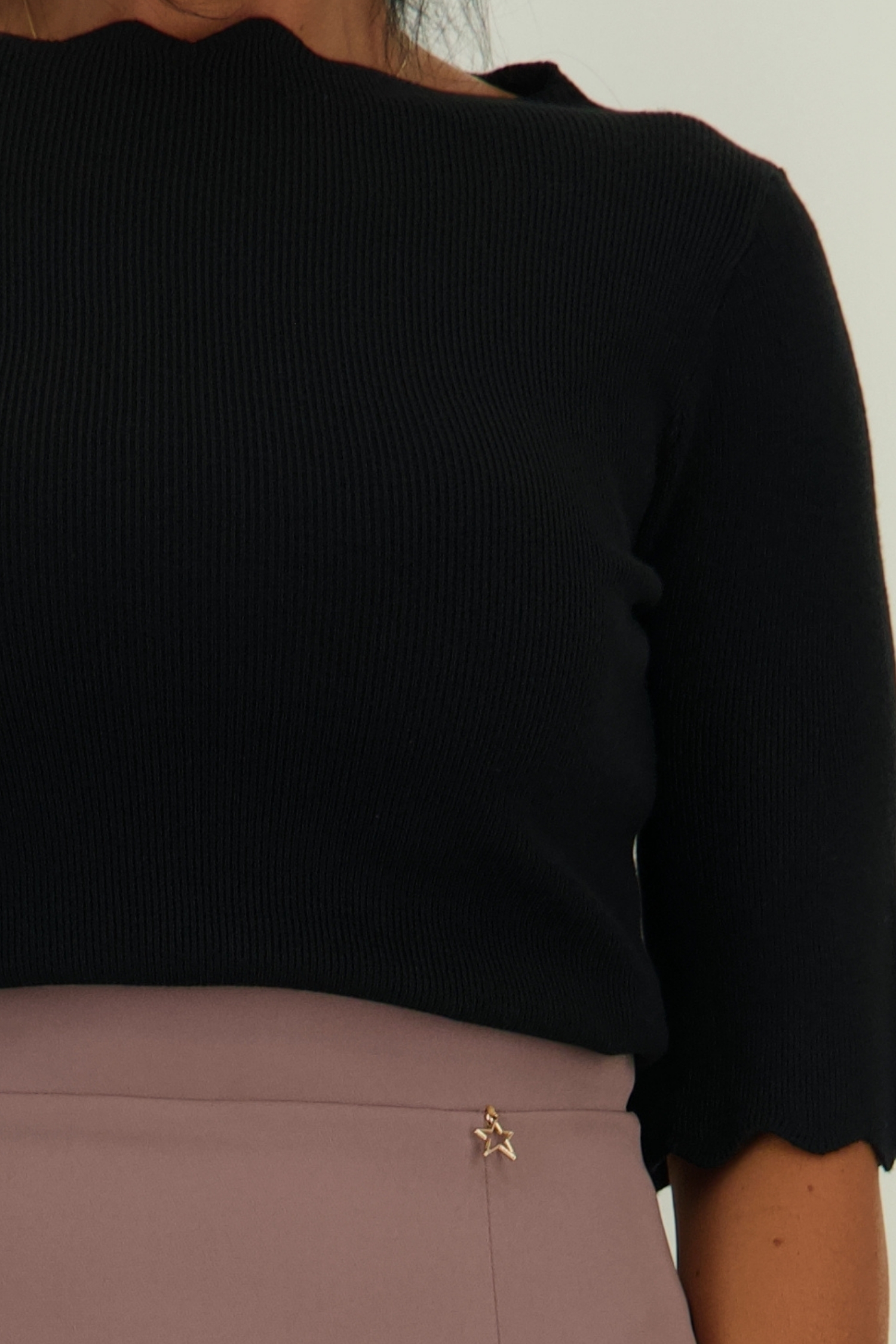 Bluza dama din tricot fin neagra cu un croi mulat si decupaje speciale 3 - StarShinerS.ro