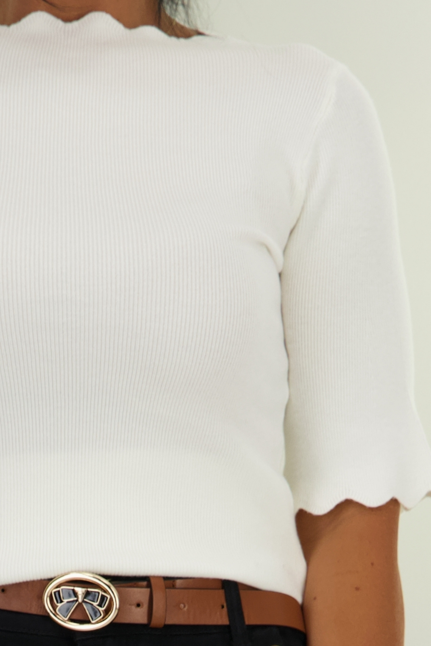 Bluza dama din tricot fin alba cu un croi mulat si decupaje speciale 3 - StarShinerS.ro