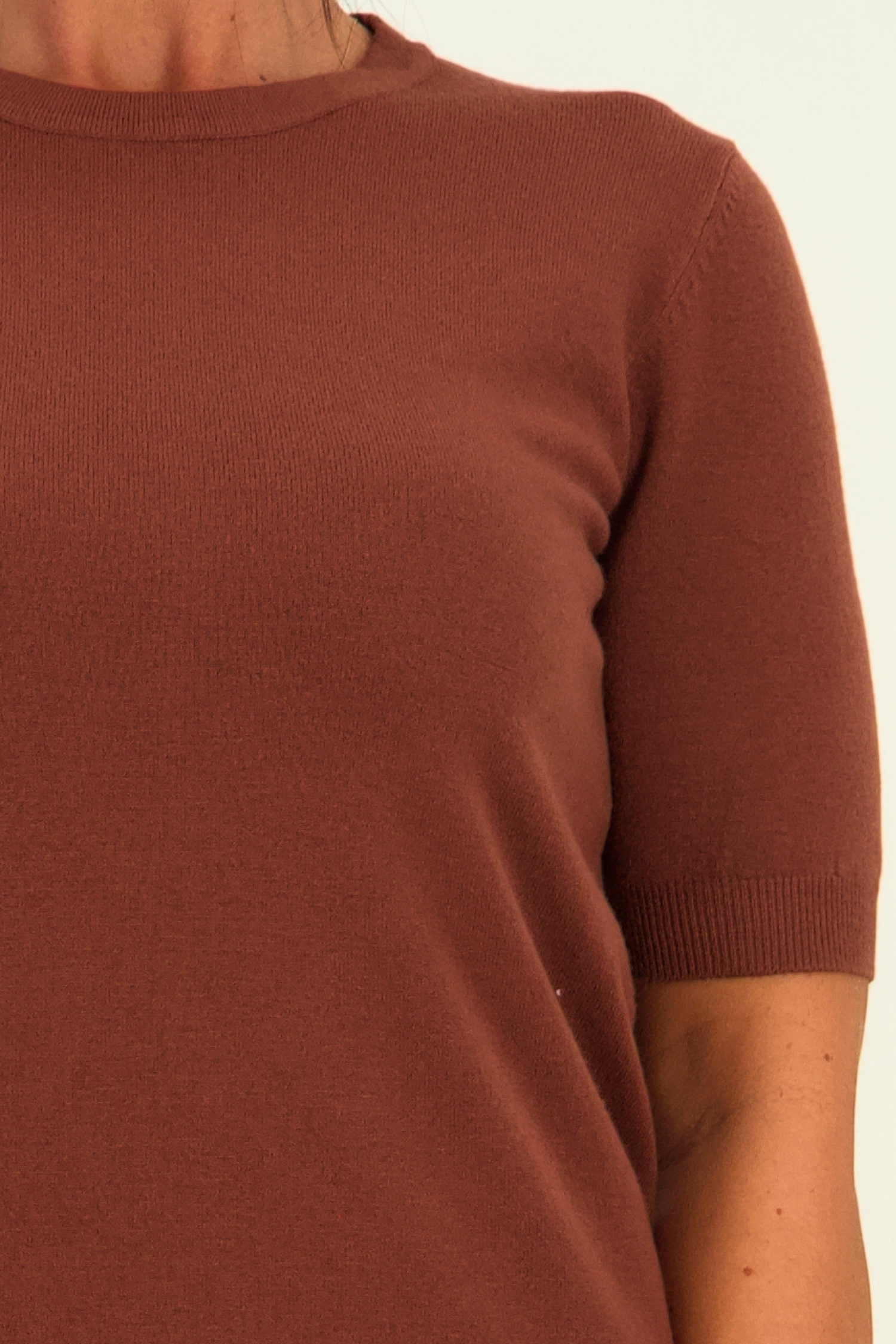 Bluza dama din tricot fin maro cu un croi mulat 3 - StarShinerS.ro