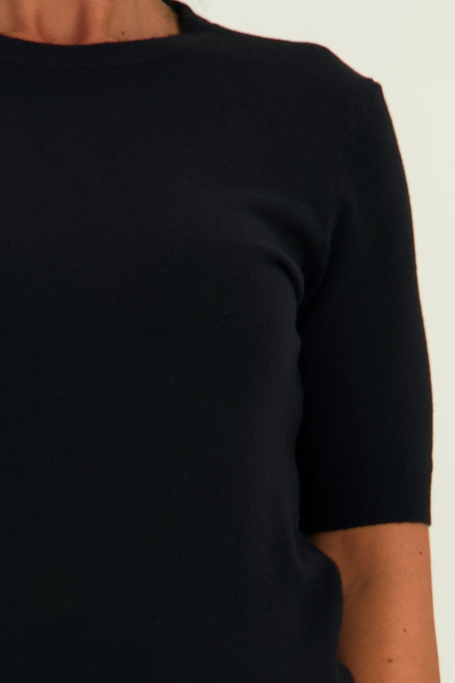 Bluza dama din tricot fin neagra cu un croi mulat 3 - StarShinerS.ro