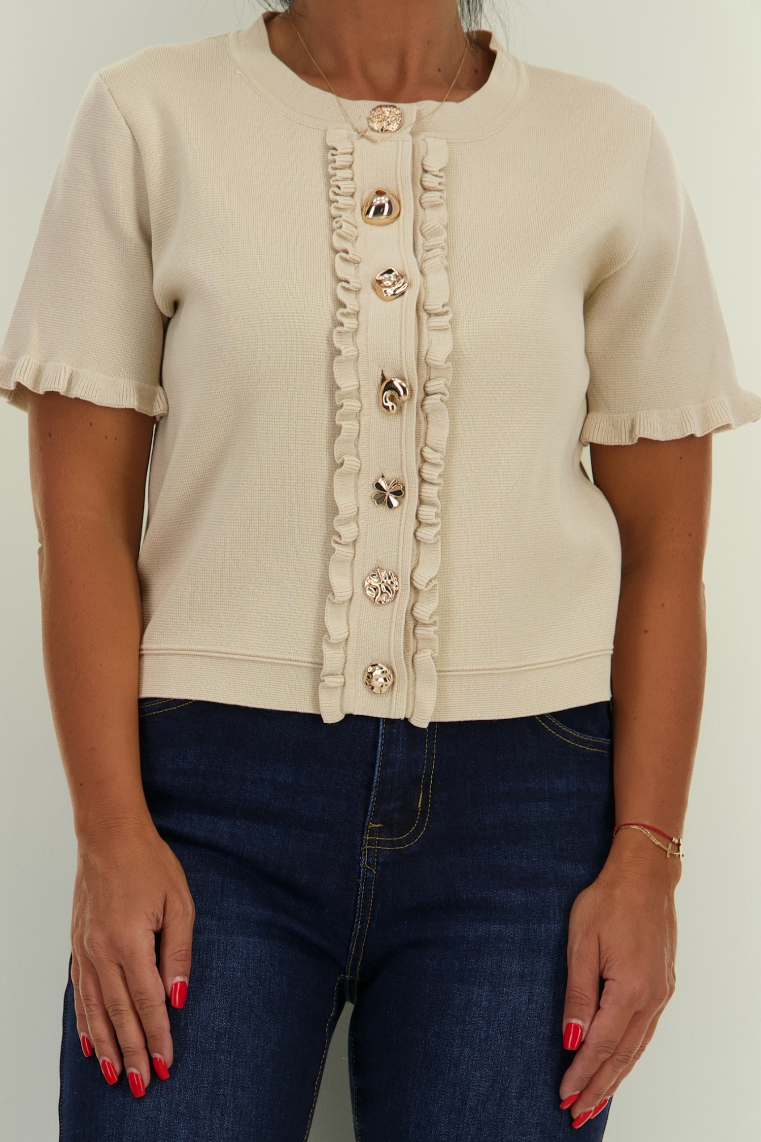 Bluza dama din tricot fin crem cu un croi larg si nasturi aurii decorativi 4 - StarShinerS.ro