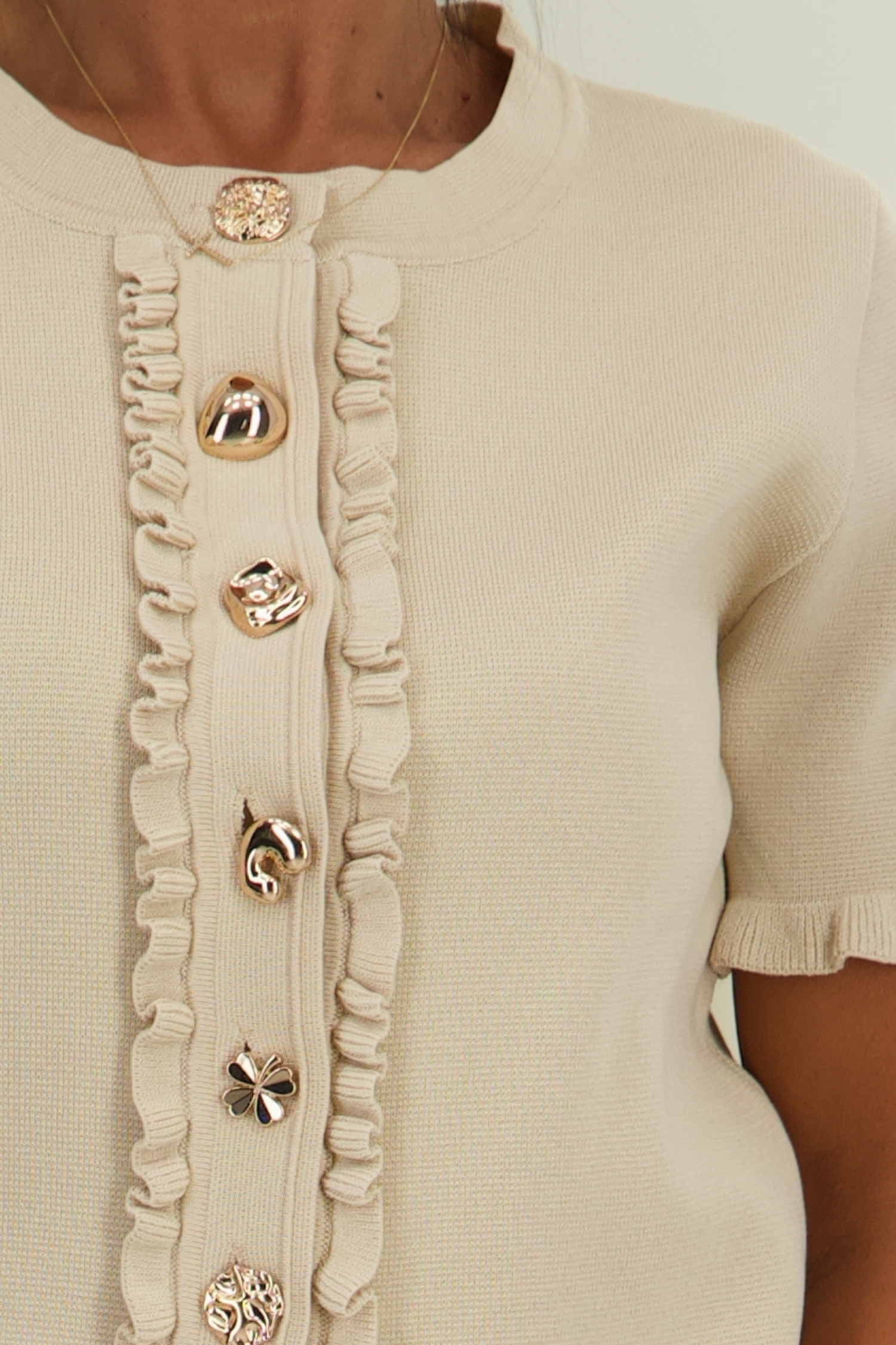 Bluza dama din tricot fin crem cu un croi larg si nasturi aurii decorativi 3 - StarShinerS.ro