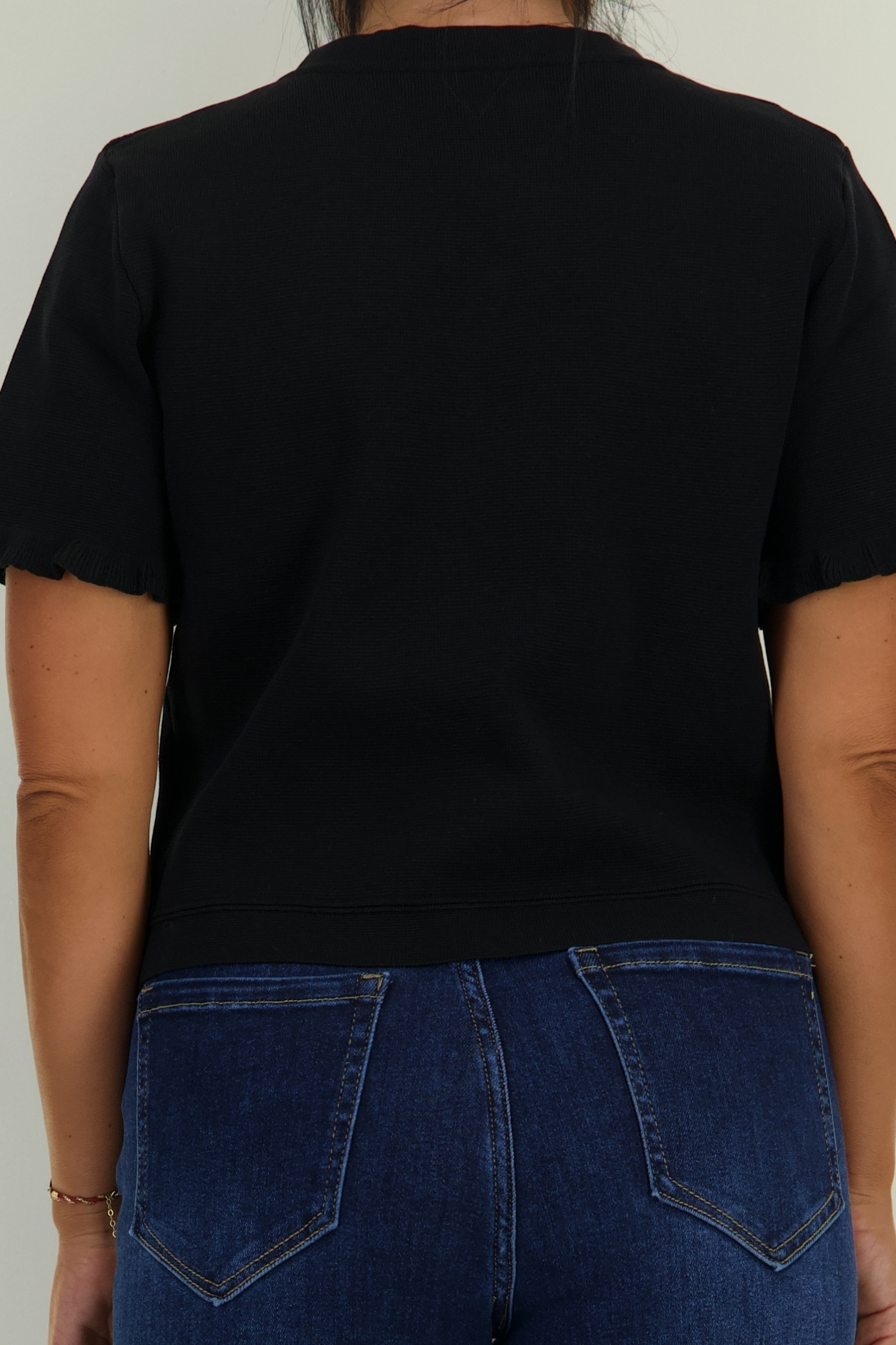 Bluza dama din tricot fin neagra cu un croi larg si nasturi aurii decorativi 5 - StarShinerS.ro