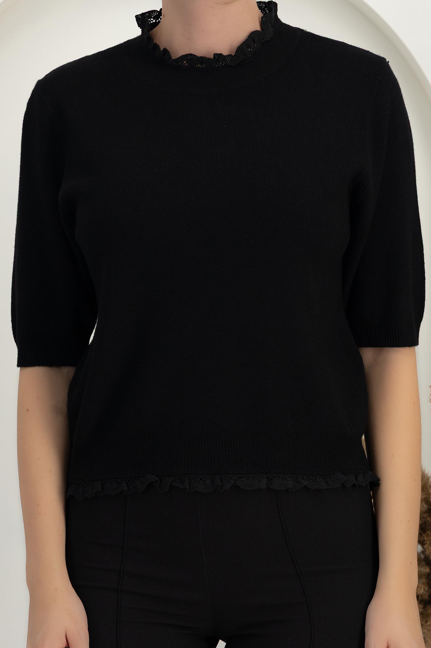 Bluza dama din tricot fin neagra cu un croi larg si guler cu aplicatii de dantela 2 - StarShinerS.ro