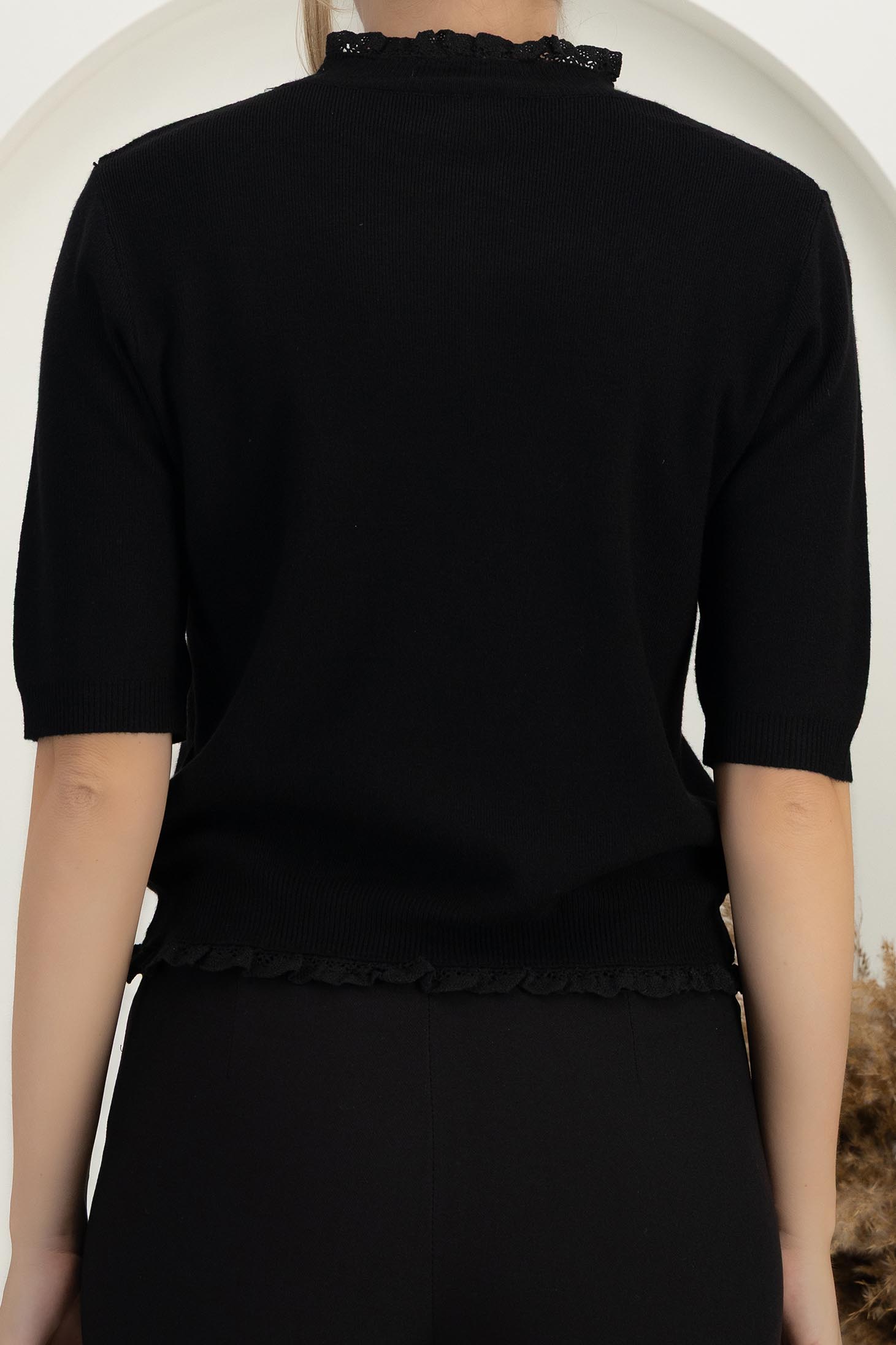Bluza dama din tricot fin neagra cu un croi larg si guler cu aplicatii de dantela 3 - StarShinerS.ro