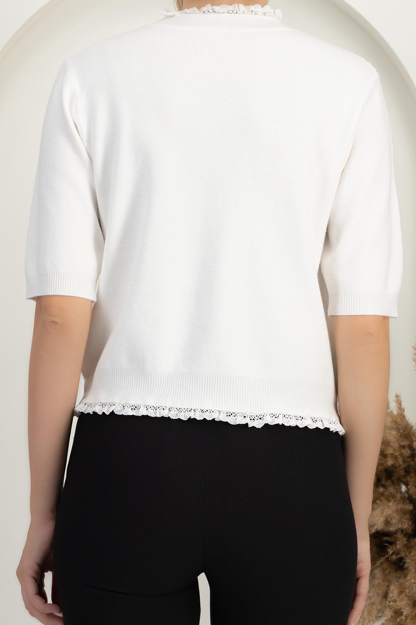 Bluza dama din tricot fin alba cu un croi larg si guler cu aplicatii de dantela 4 - StarShinerS.ro