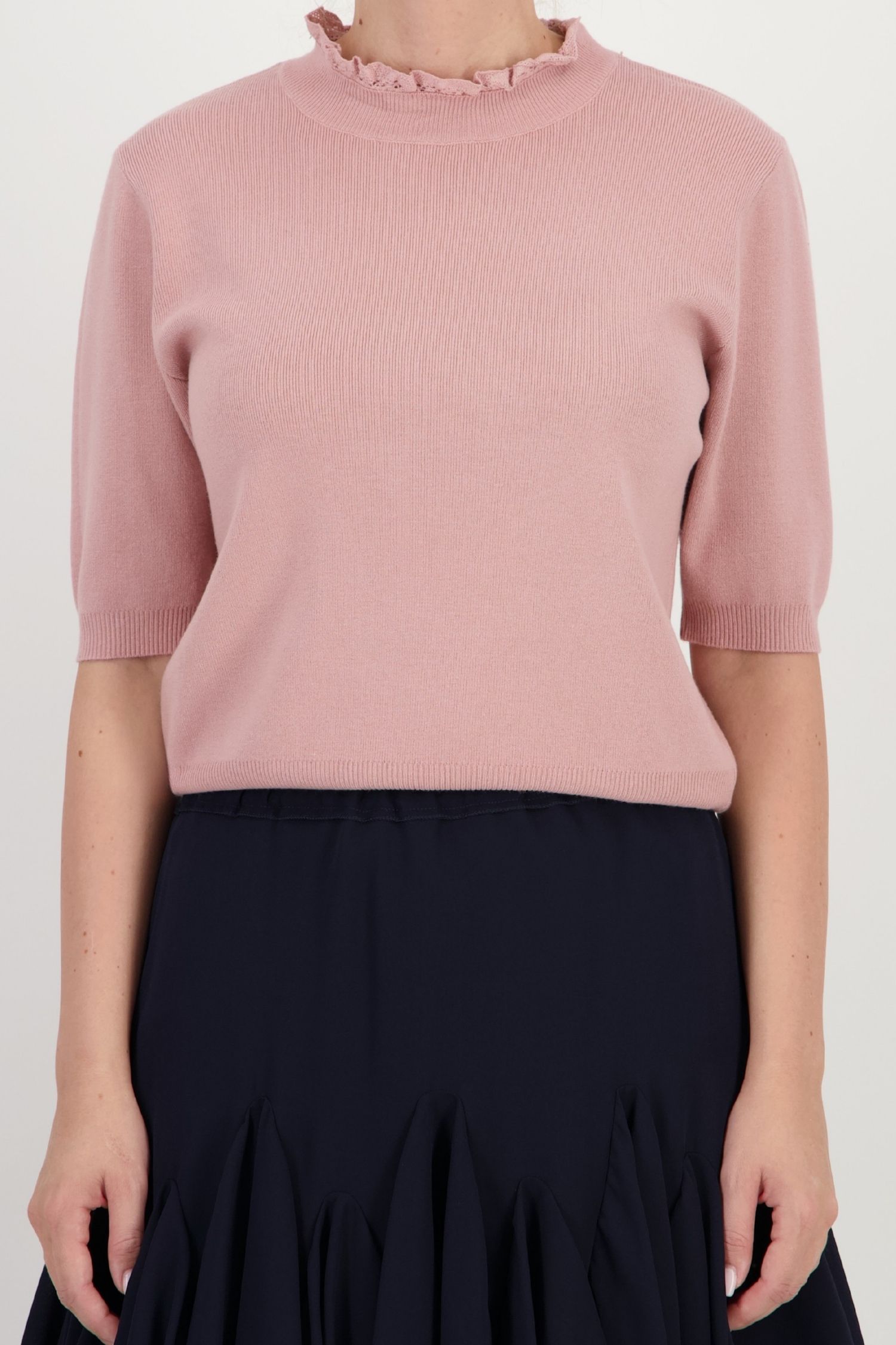 Bluza dama din tricot fin roz pudra cu un croi larg si guler cu aplicatii de dantela 4 - StarShinerS.ro