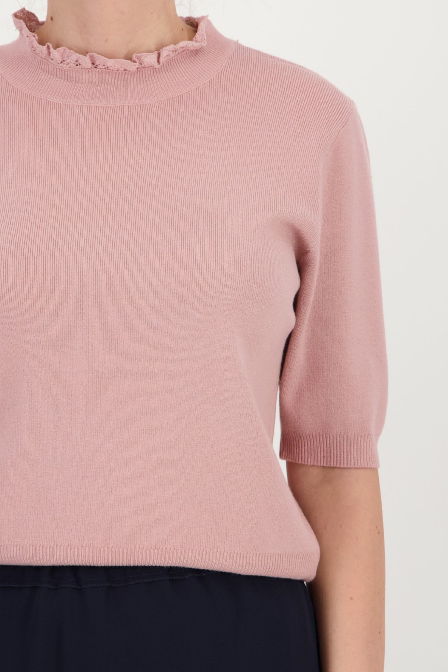 Bluza dama din tricot fin roz pudra cu un croi larg si guler cu aplicatii de dantela 3 - StarShinerS.ro