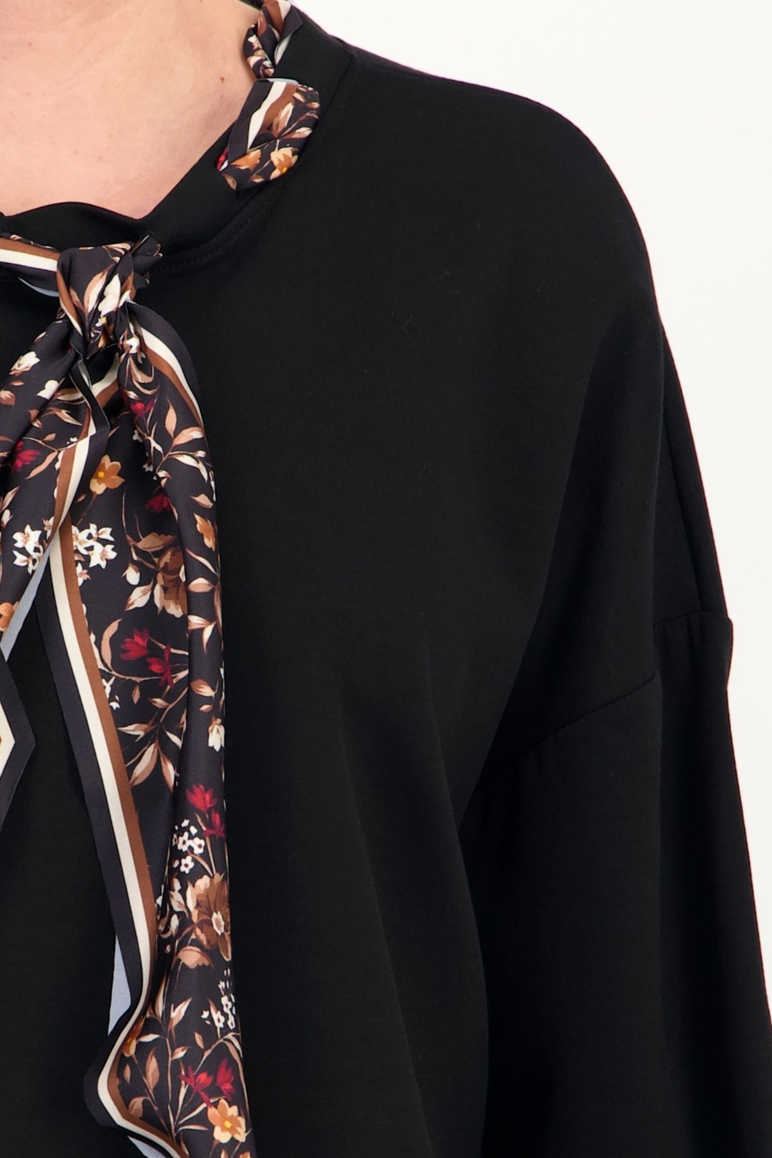 Bluza dama din modal neagra cu un croi larg accesorizata cu esarfa 3 - StarShinerS.ro