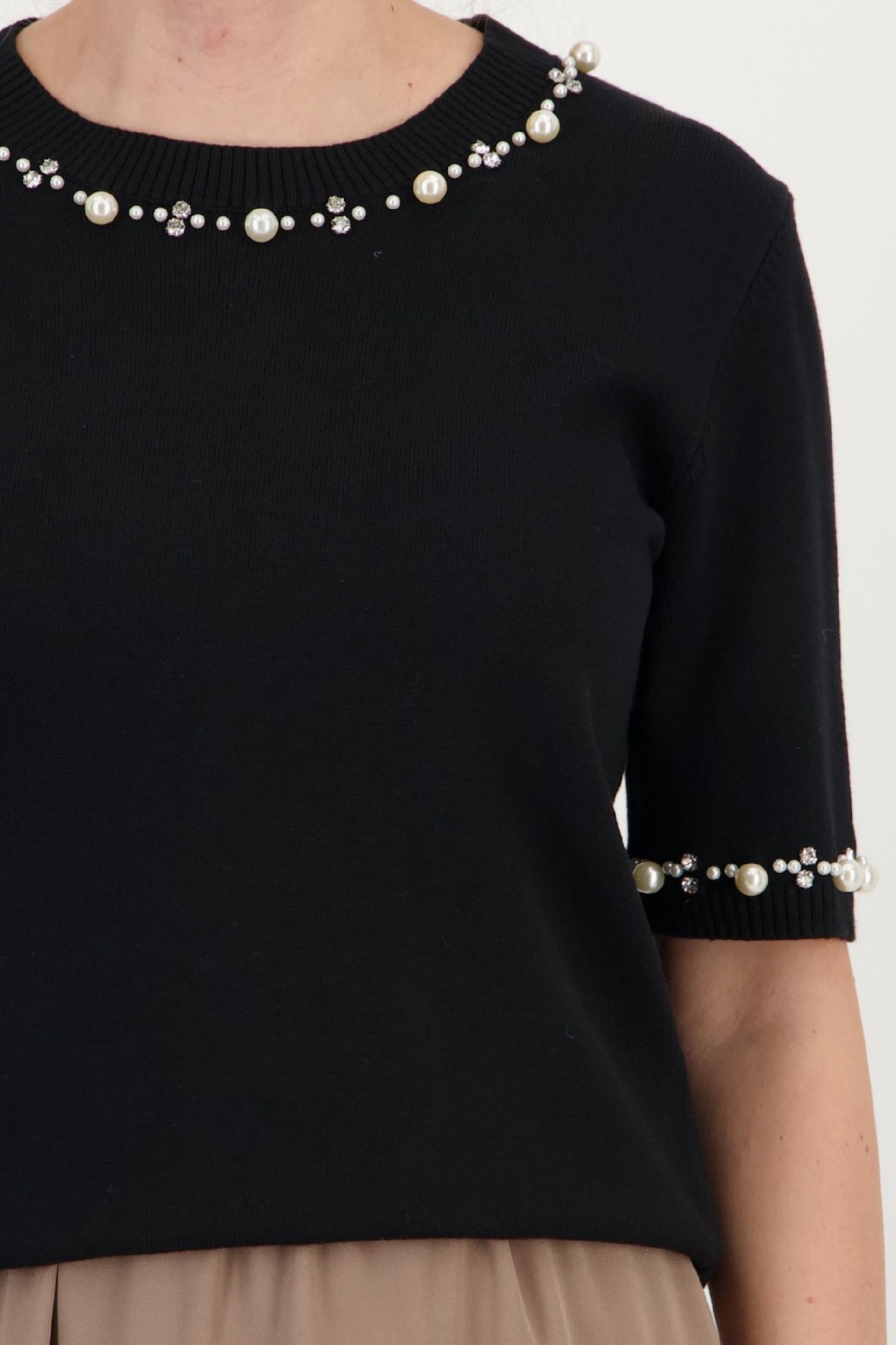 Bluza dama din tricot fin neagra cu un croi larg si aplicatii cu perle si pietre strass 3 - StarShinerS.ro
