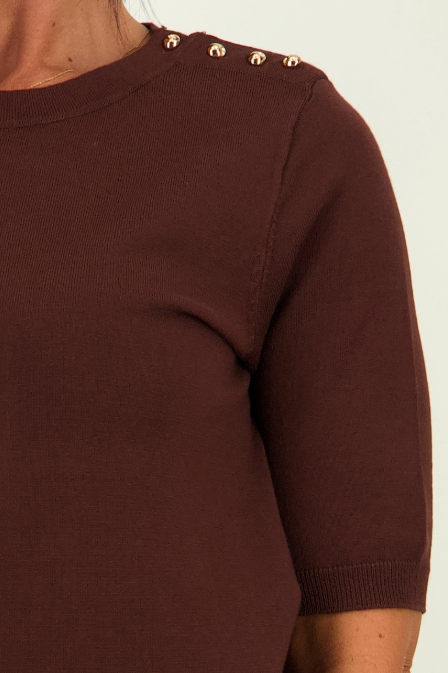 Bluza dama din tricot fin maro cu un croi larg si nasturi decorativi aurii 3 - StarShinerS.ro