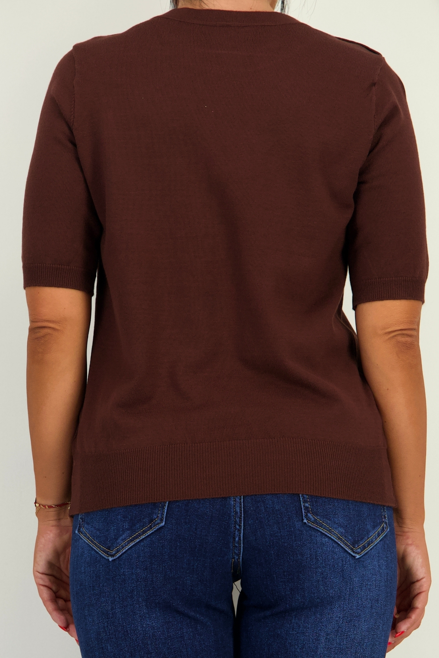 Bluza dama din tricot fin maro cu un croi larg si nasturi decorativi aurii 5 - StarShinerS.ro