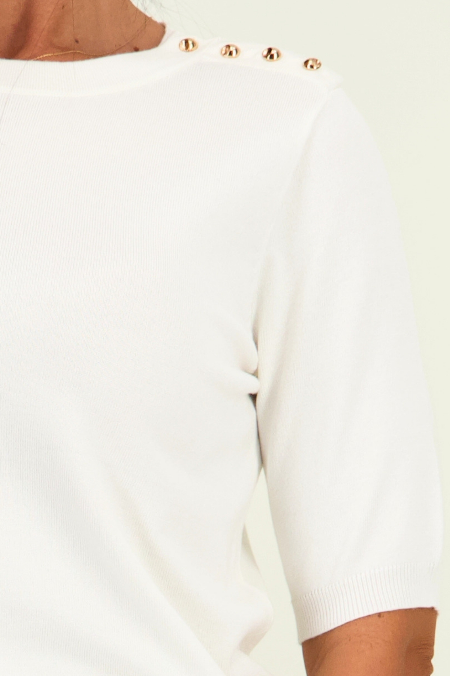 Bluza dama din tricot fin alba cu un croi larg si nasturi decorativi aurii 3 - StarShinerS.ro