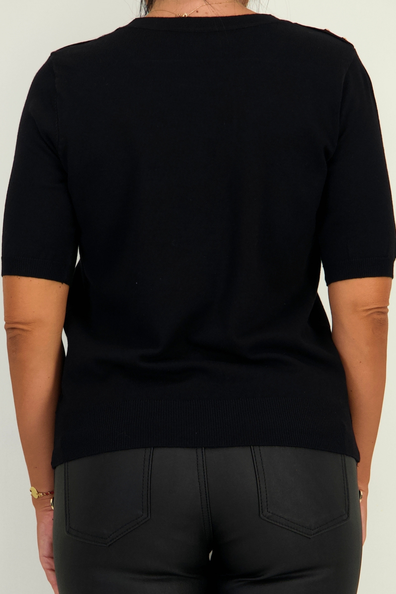 Bluza dama din tricot fin neagra cu un croi larg si nasturi decorativi aurii 5 - StarShinerS.ro