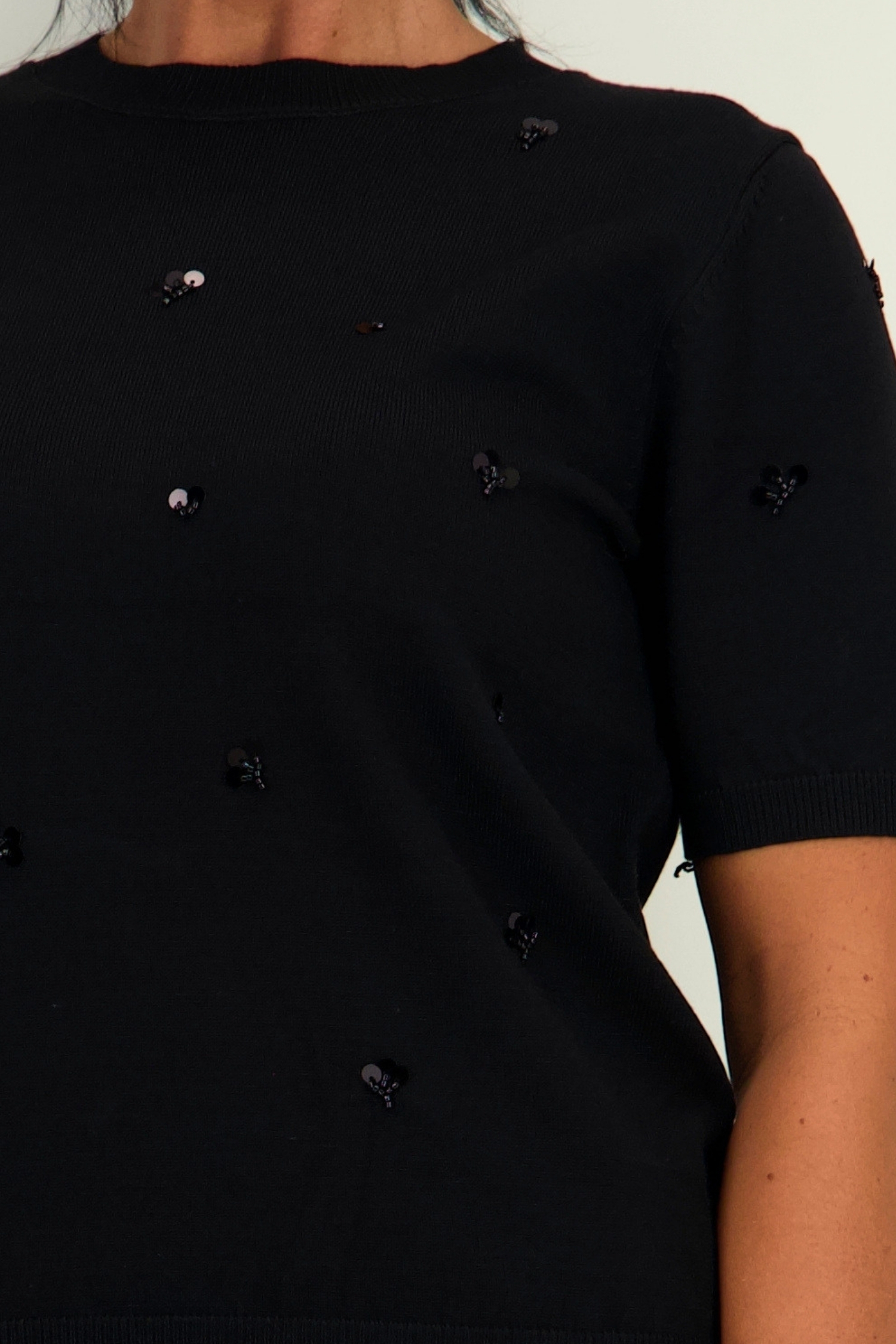 Bluza dama din tricot fin neagra cu un croi larg si aplicatii de paiete 3 - StarShinerS.ro