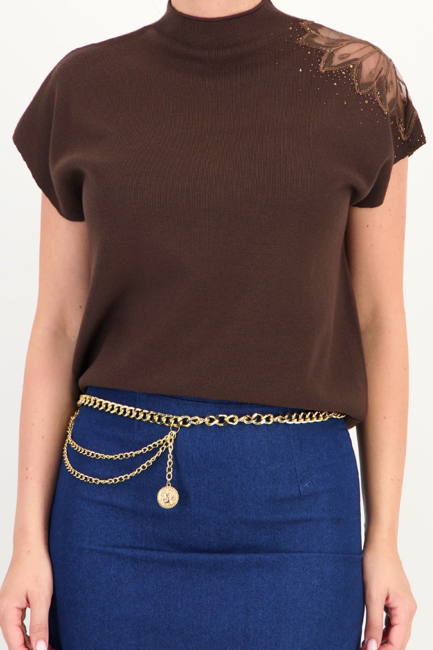 Bluza dama din tricot fin maro cu un croi larg si detaliu decorativ pe umar 4 - StarShinerS.ro