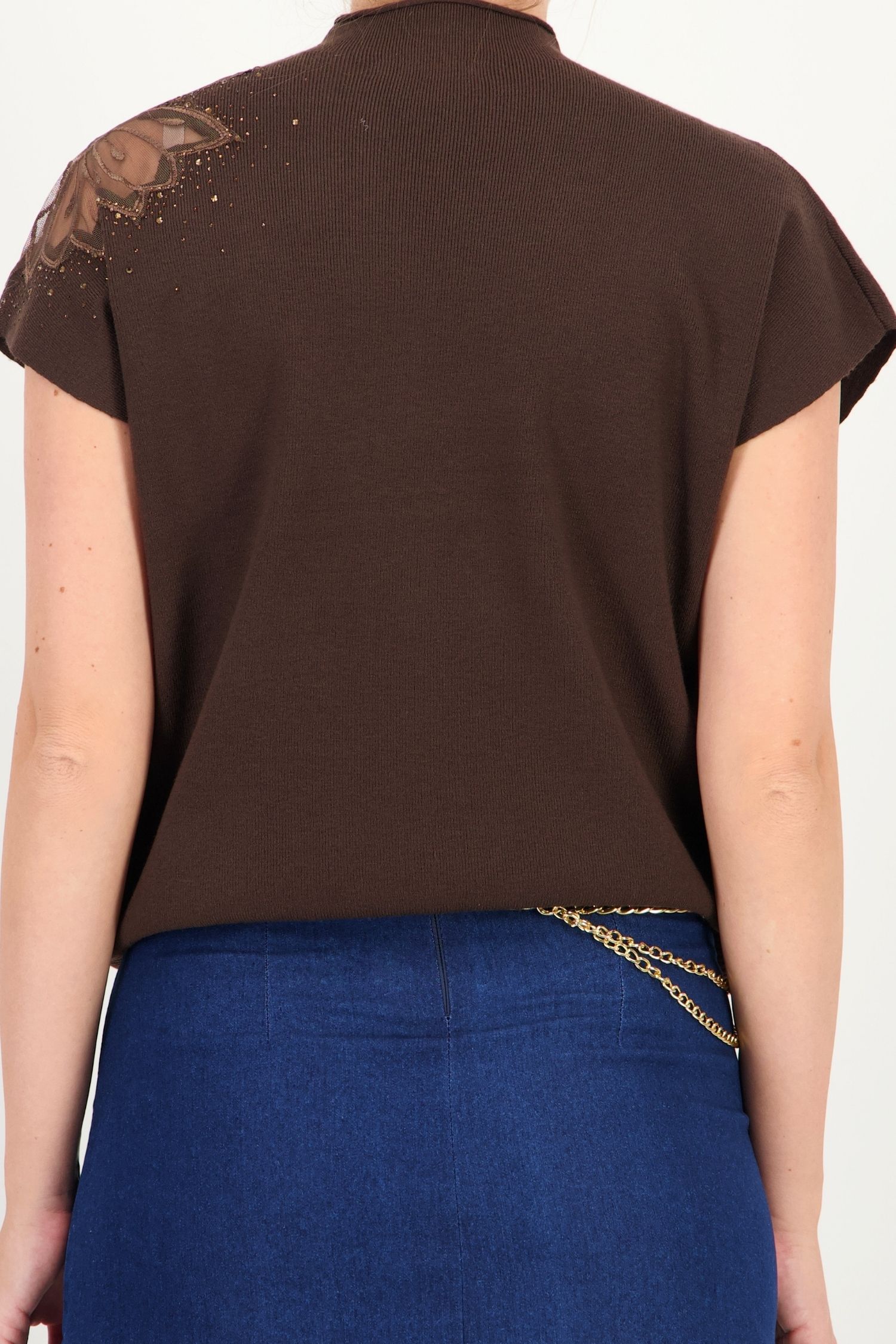 Bluza dama din tricot fin maro cu un croi larg si detaliu decorativ pe umar 5 - StarShinerS.ro
