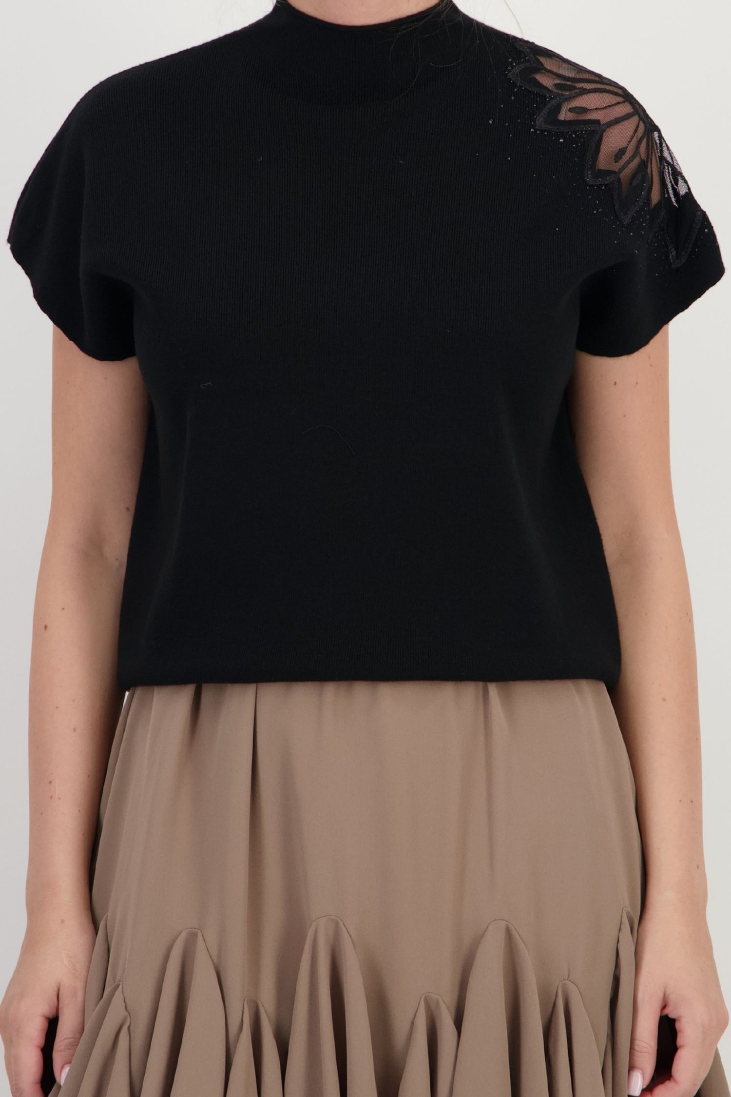 Bluza dama din tricot fin neagra cu un croi larg si detaliu decorativ pe umar 4 - StarShinerS.ro