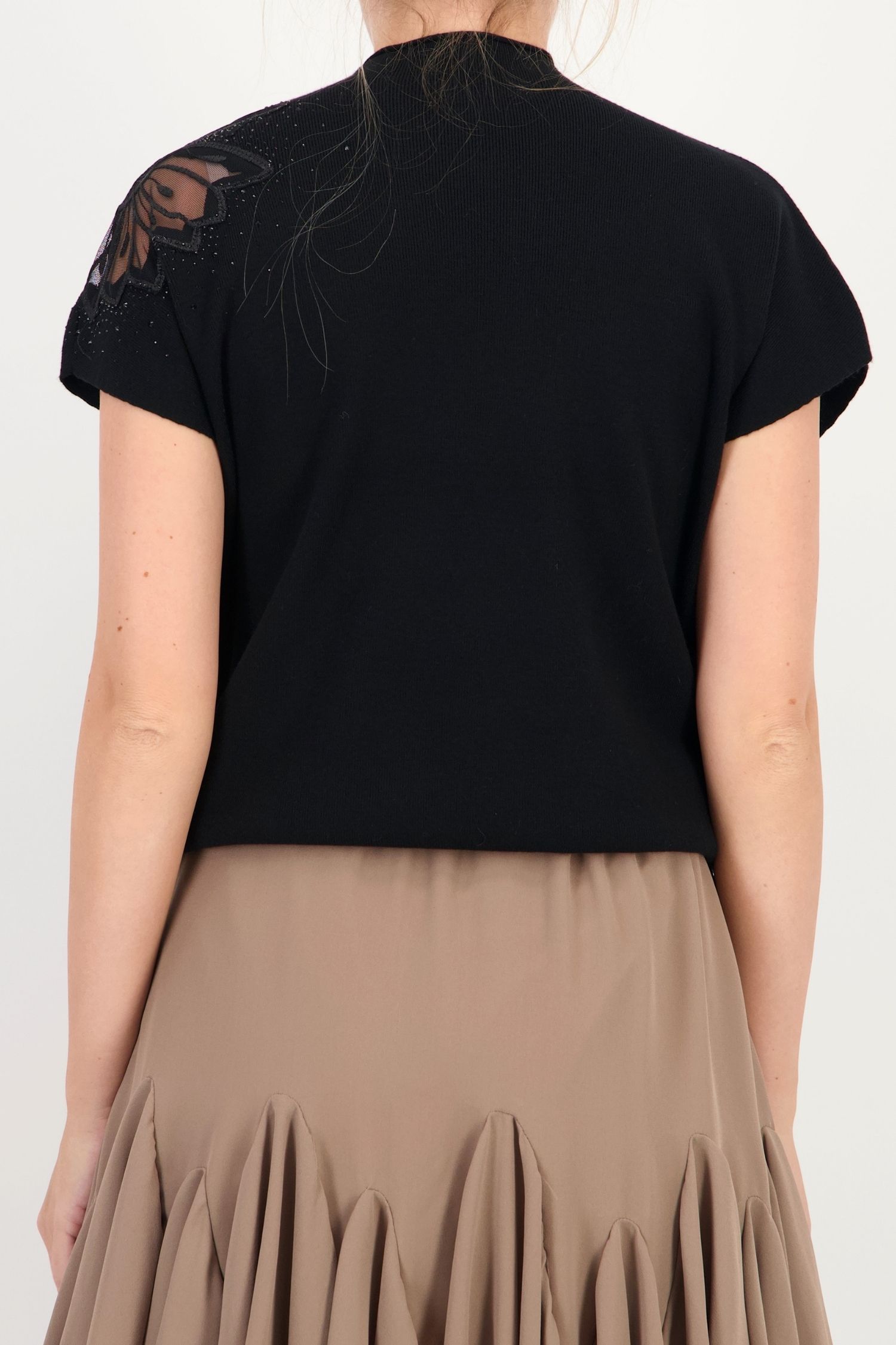 Bluza dama din tricot fin neagra cu un croi larg si detaliu decorativ pe umar 5 - StarShinerS.ro