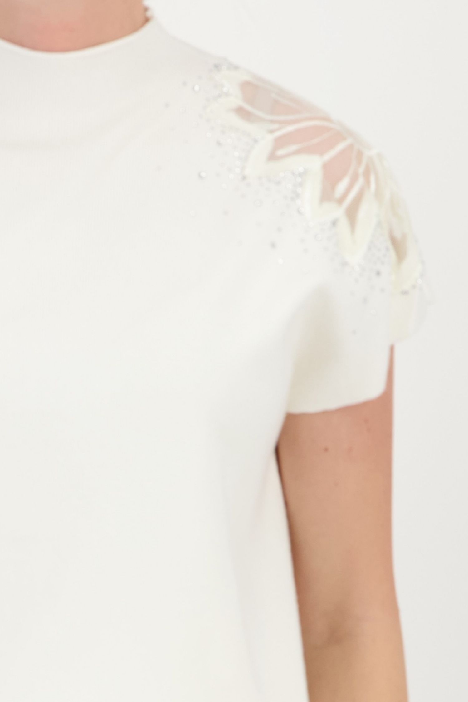 Bluza dama din tricot fin alba cu un croi larg si detaliu decorativ pe umar 3 - StarShinerS.ro