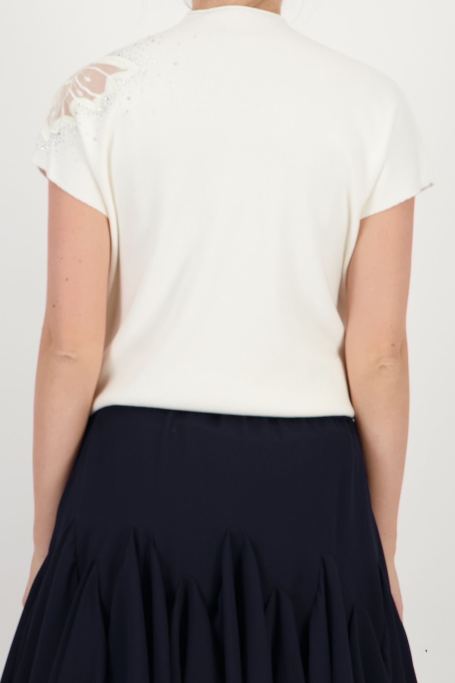 Bluza dama din tricot fin alba cu un croi larg si detaliu decorativ pe umar 5 - StarShinerS.ro