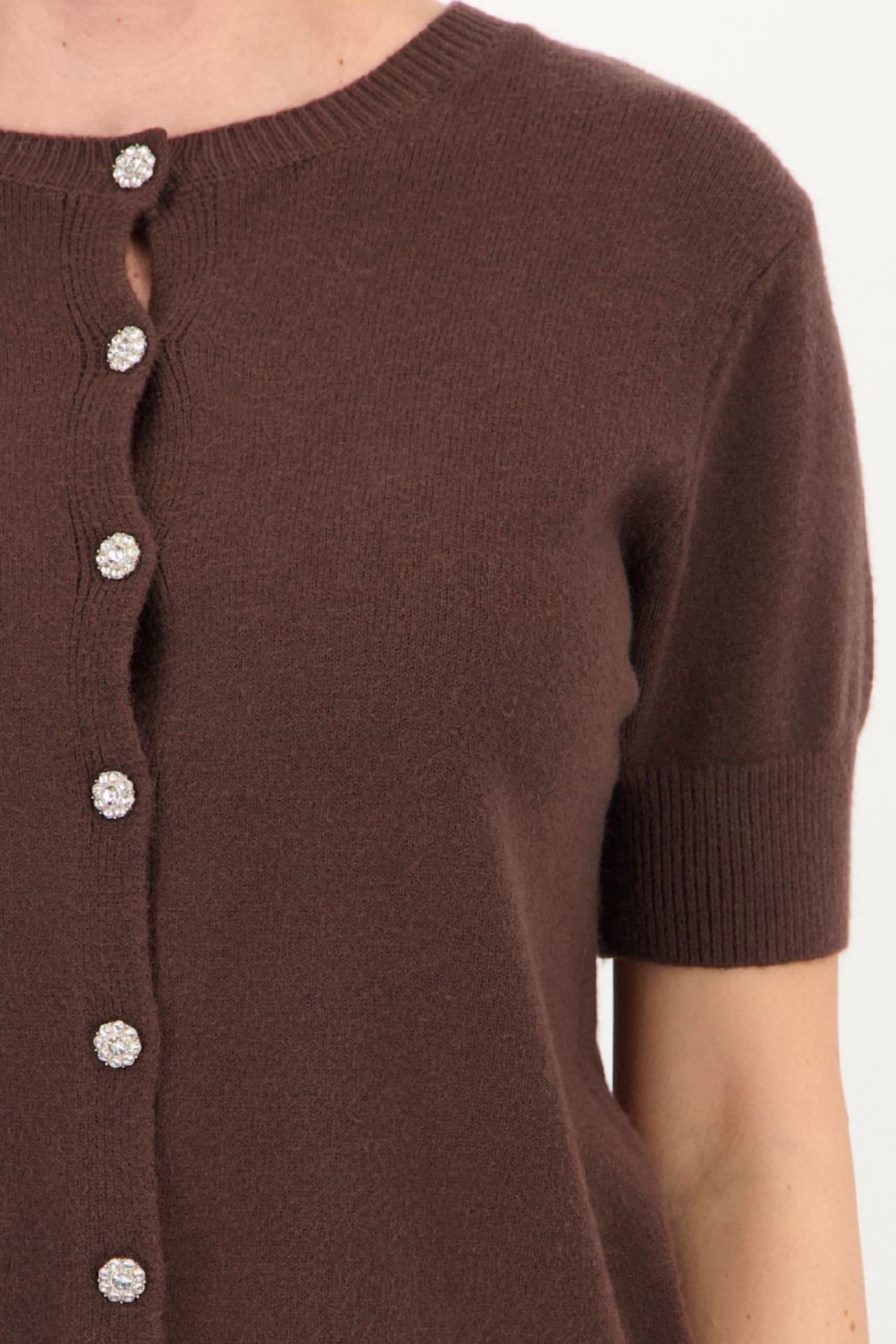 Cardigan dama din tricot fin maro cu un croi lejer si nasturi decorativi 3 - StarShinerS.ro