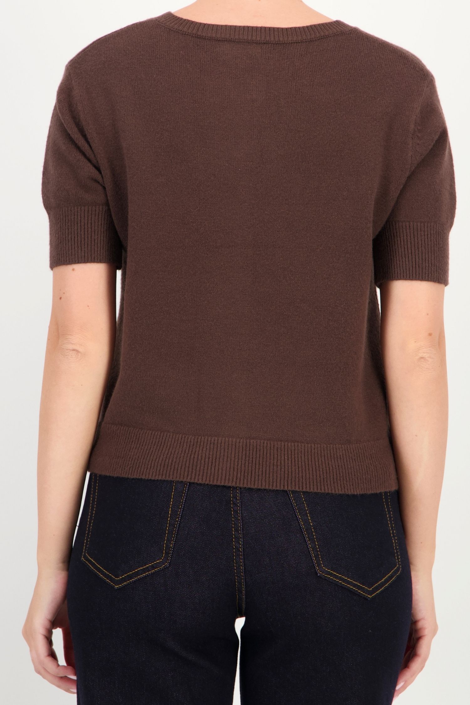 Cardigan dama din tricot fin maro cu un croi lejer si nasturi decorativi 5 - StarShinerS.ro