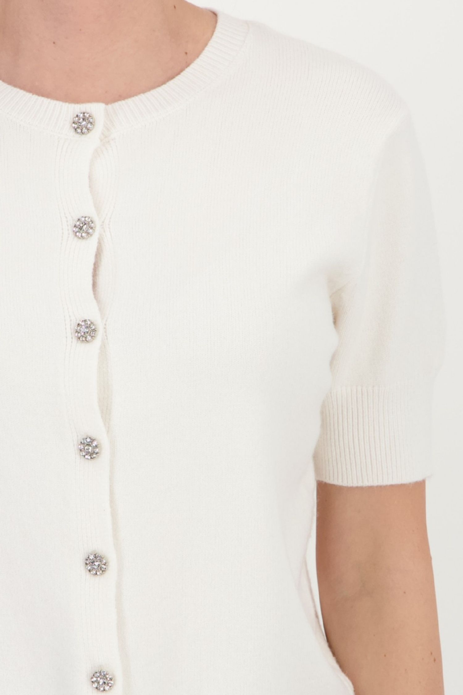 Cardigan dama din tricot fin alba cu un croi lejer si nasturi decorativi 4 - StarShinerS.ro