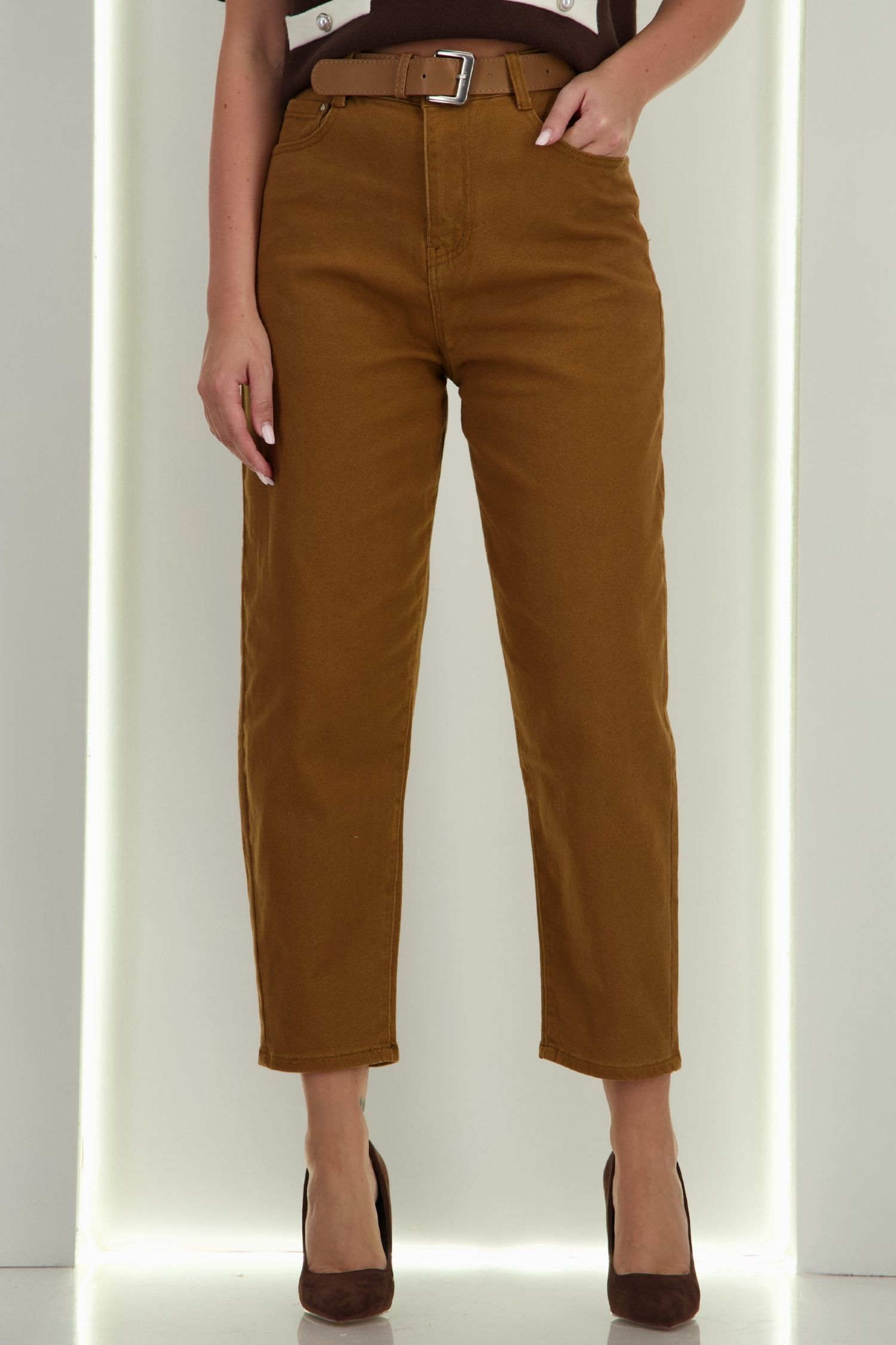Blugi maro Mom Fit cu talie inalta si buzunare laterale 3 - StarShinerS.ro