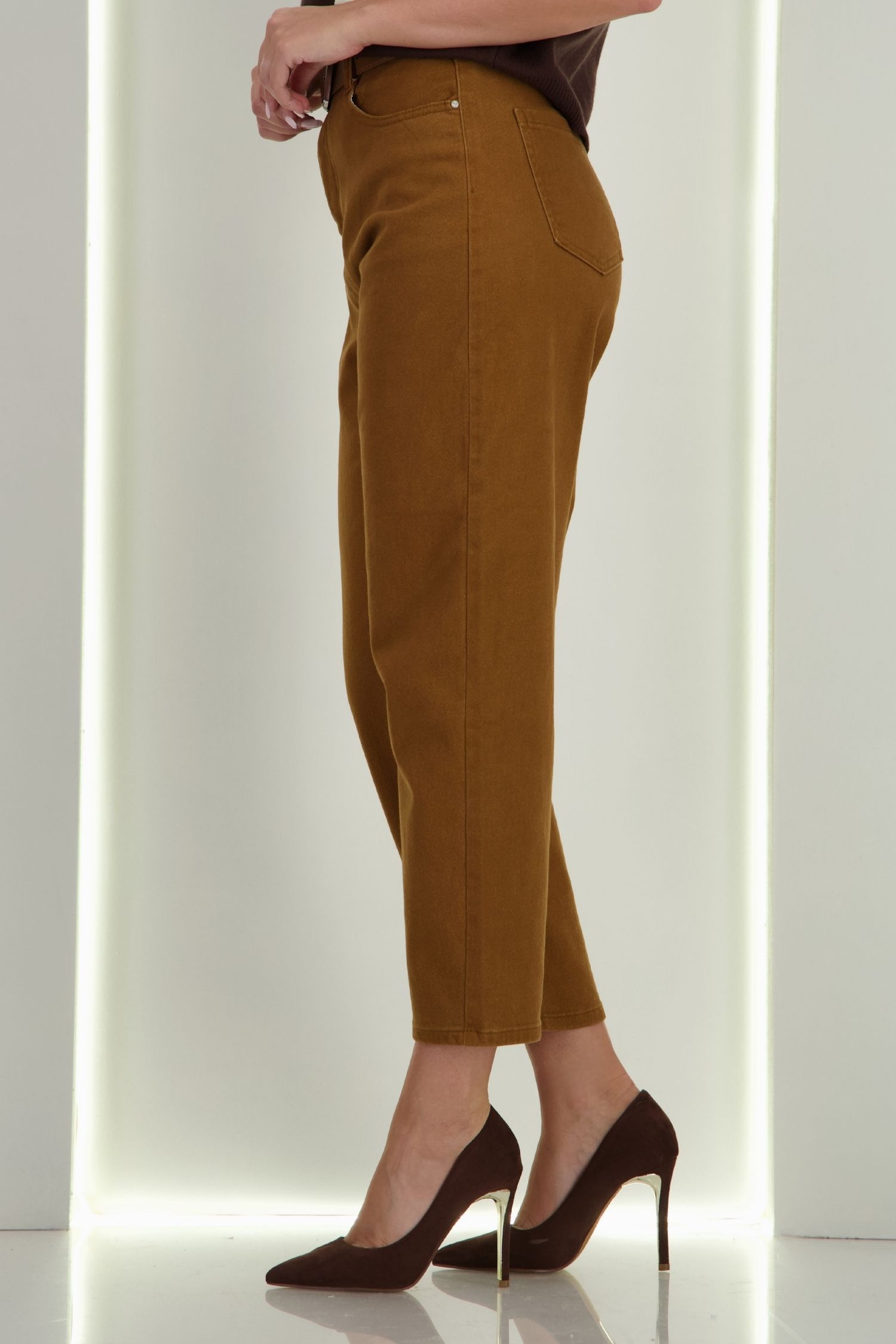 Blugi maro Mom Fit cu talie inalta si buzunare laterale 4 - StarShinerS.ro