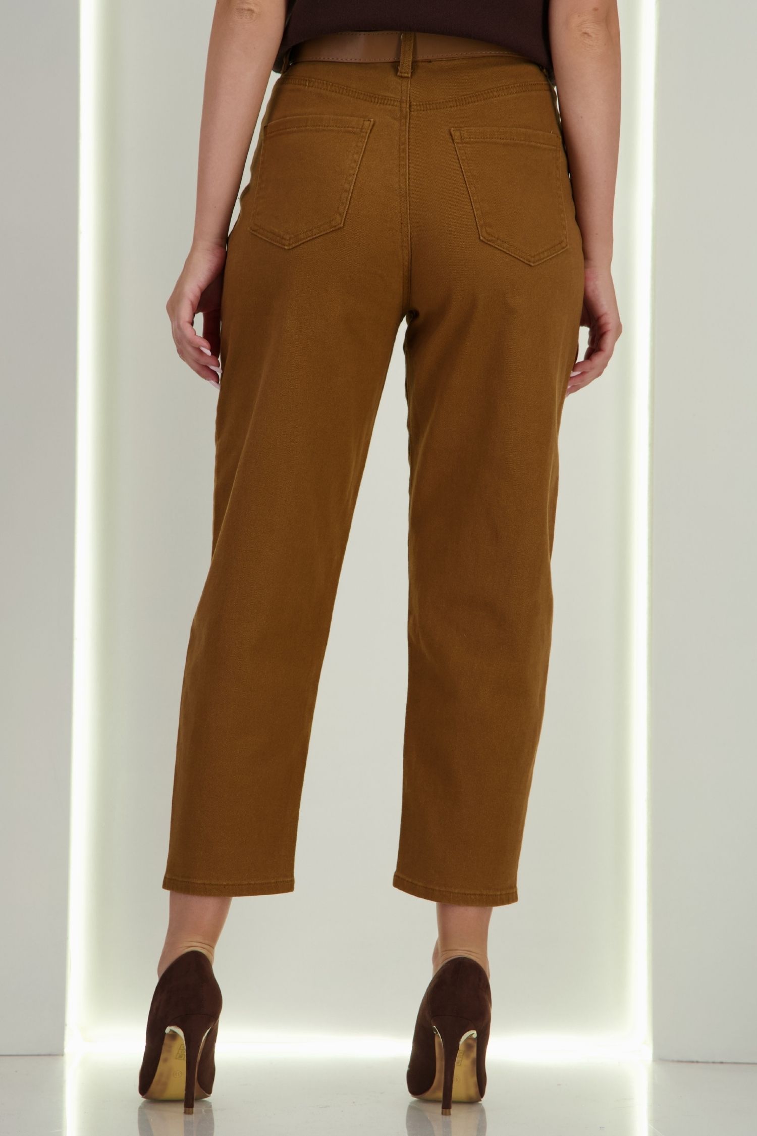Blugi maro Mom Fit cu talie inalta si buzunare laterale 5 - StarShinerS.ro