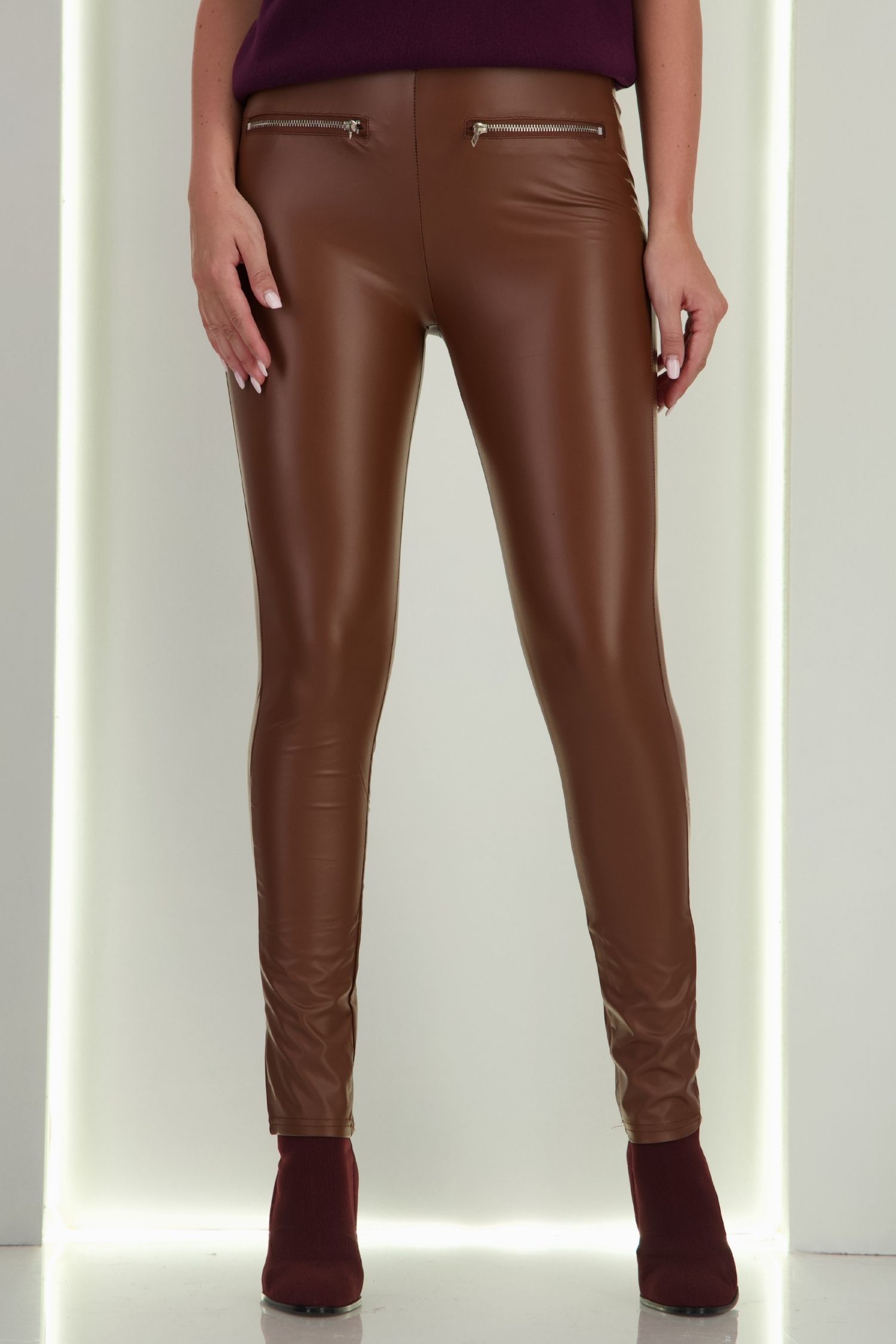 Colanti din piele ecologica maro lungi cu elastic in talie si buzunare frontale false 3 - StarShinerS.ro