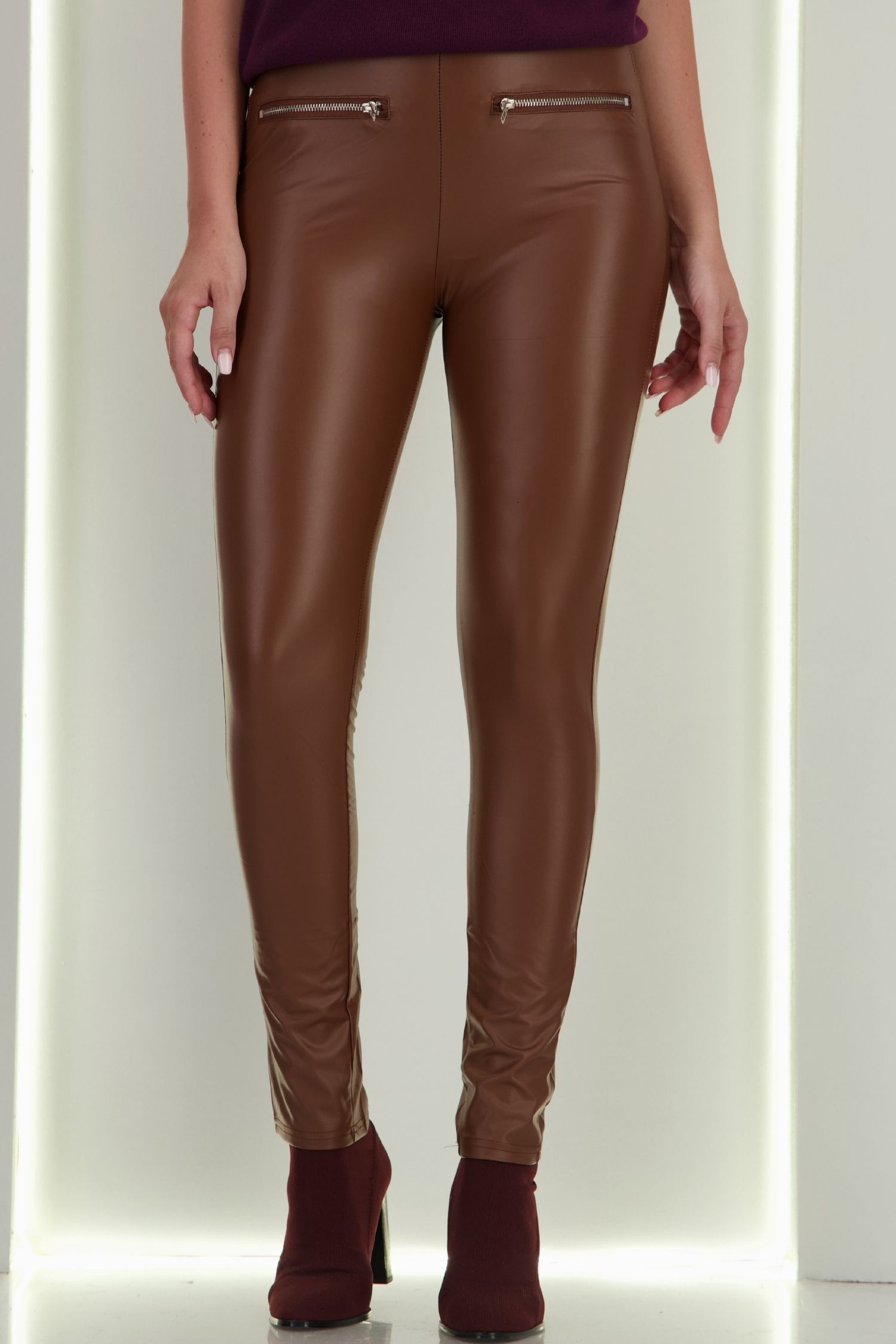 Colanti din piele ecologica maro lungi cu elastic in talie si buzunare frontale false 4 - StarShinerS.ro