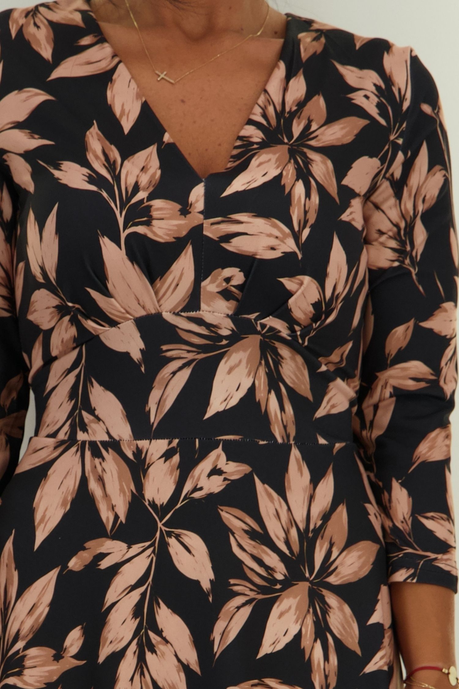 Rochie din modal neagra midi in clos cu imprimeu floral - StarShinerS 3 - StarShinerS.ro