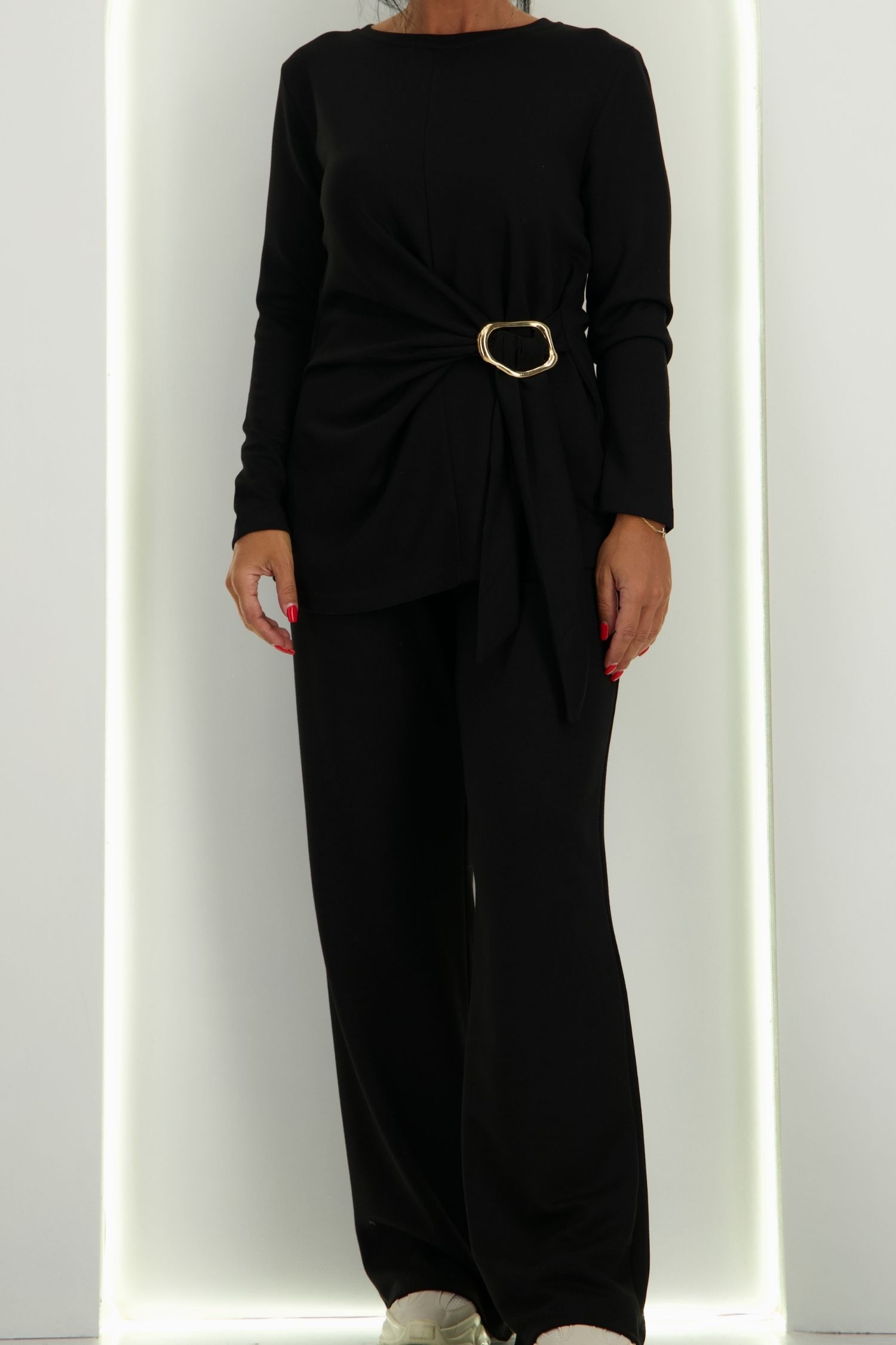Compleu din modal negru cu un croi larg si accesoriu auriu- SunShine 5 - StarShinerS.ro
