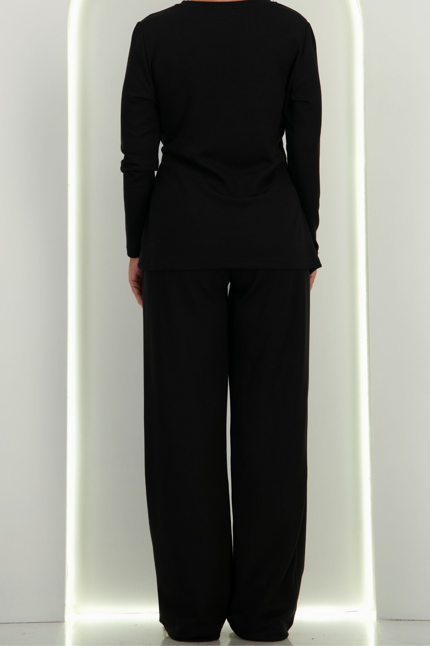Compleu din modal negru cu un croi larg si accesoriu auriu- SunShine 6 - StarShinerS.ro