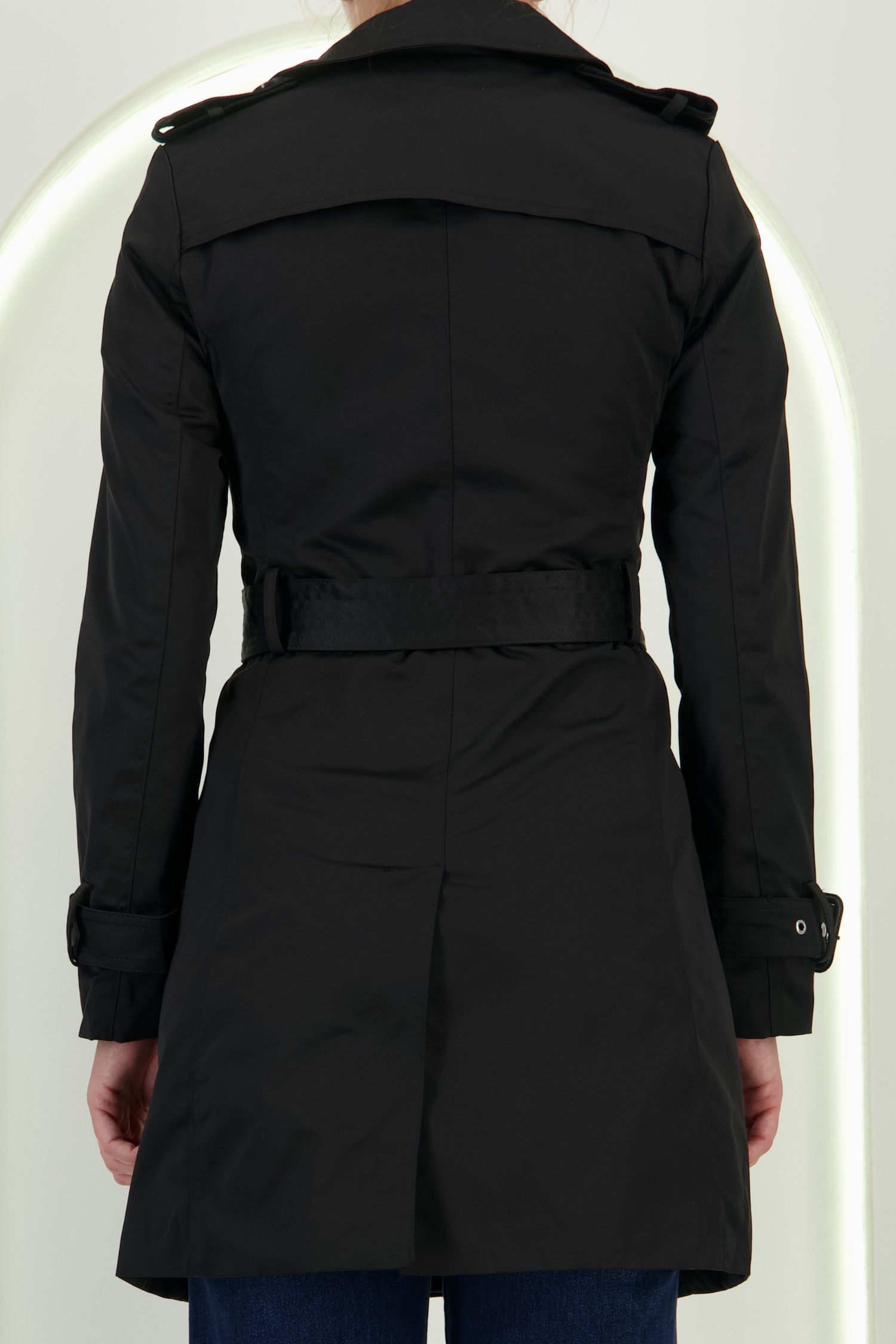 Trench din fas negru scurt cu un croi drept accesorizat cu cordon 4 - StarShinerS.ro