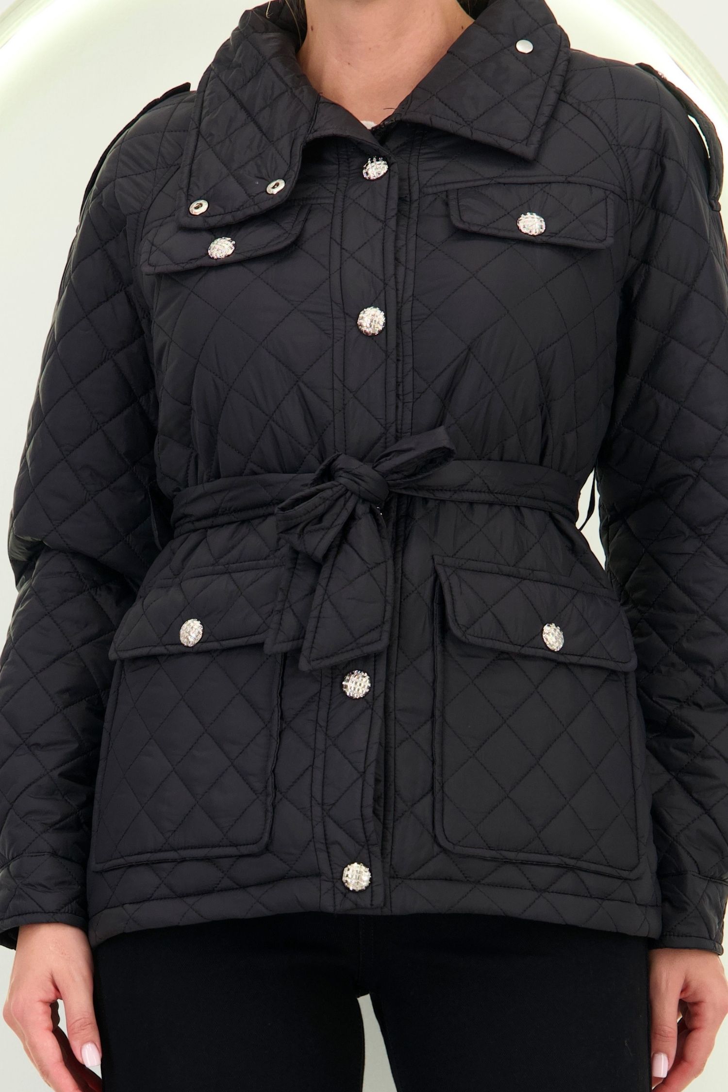 Geaca din fas neagra matlasata cu un croi lejer accesorizata cu cordon 4 - StarShinerS.ro