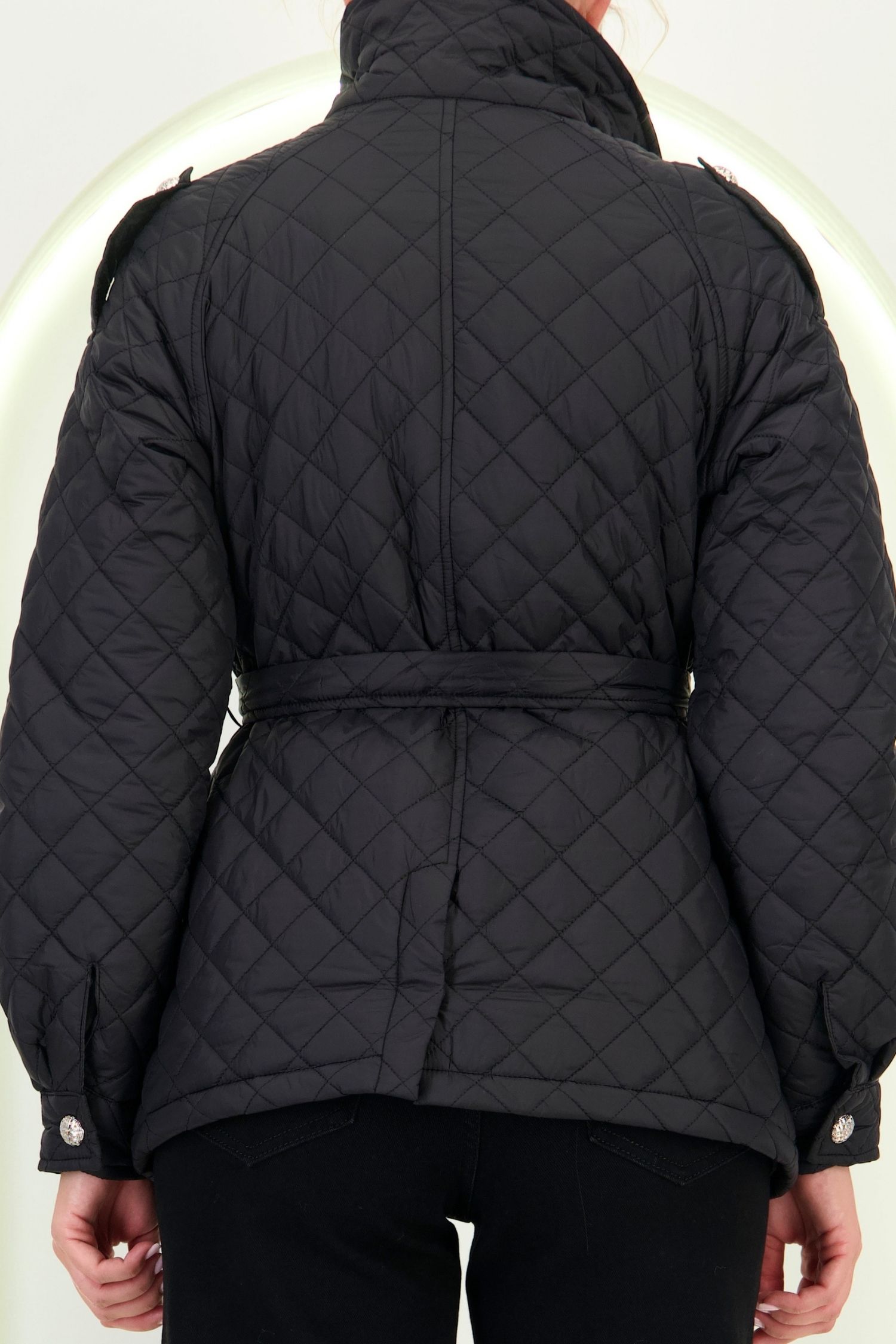 Geaca din fas neagra matlasata cu un croi lejer accesorizata cu cordon 5 - StarShinerS.ro
