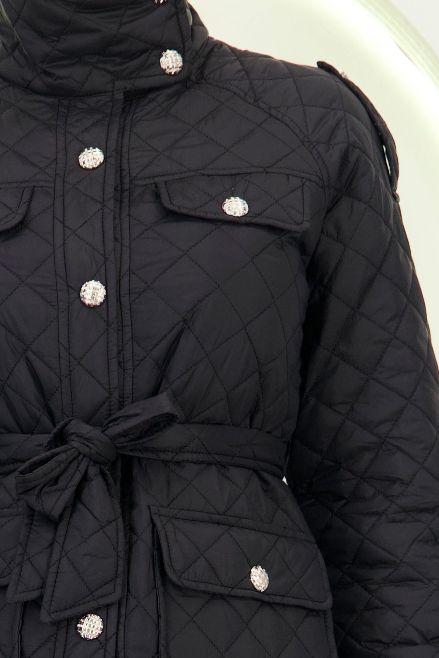 Geaca din fas neagra matlasata cu un croi lejer accesorizata cu cordon 3 - StarShinerS.ro