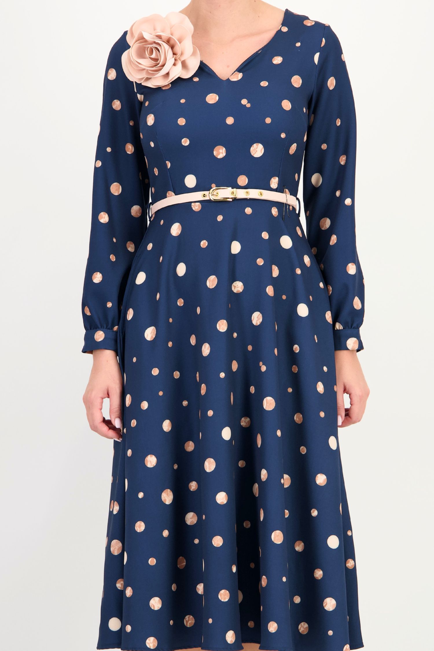 Rochie bleumarin midi cu buline in clos cu brosa florala si curea - StarShinerS 5 - StarShinerS.ro