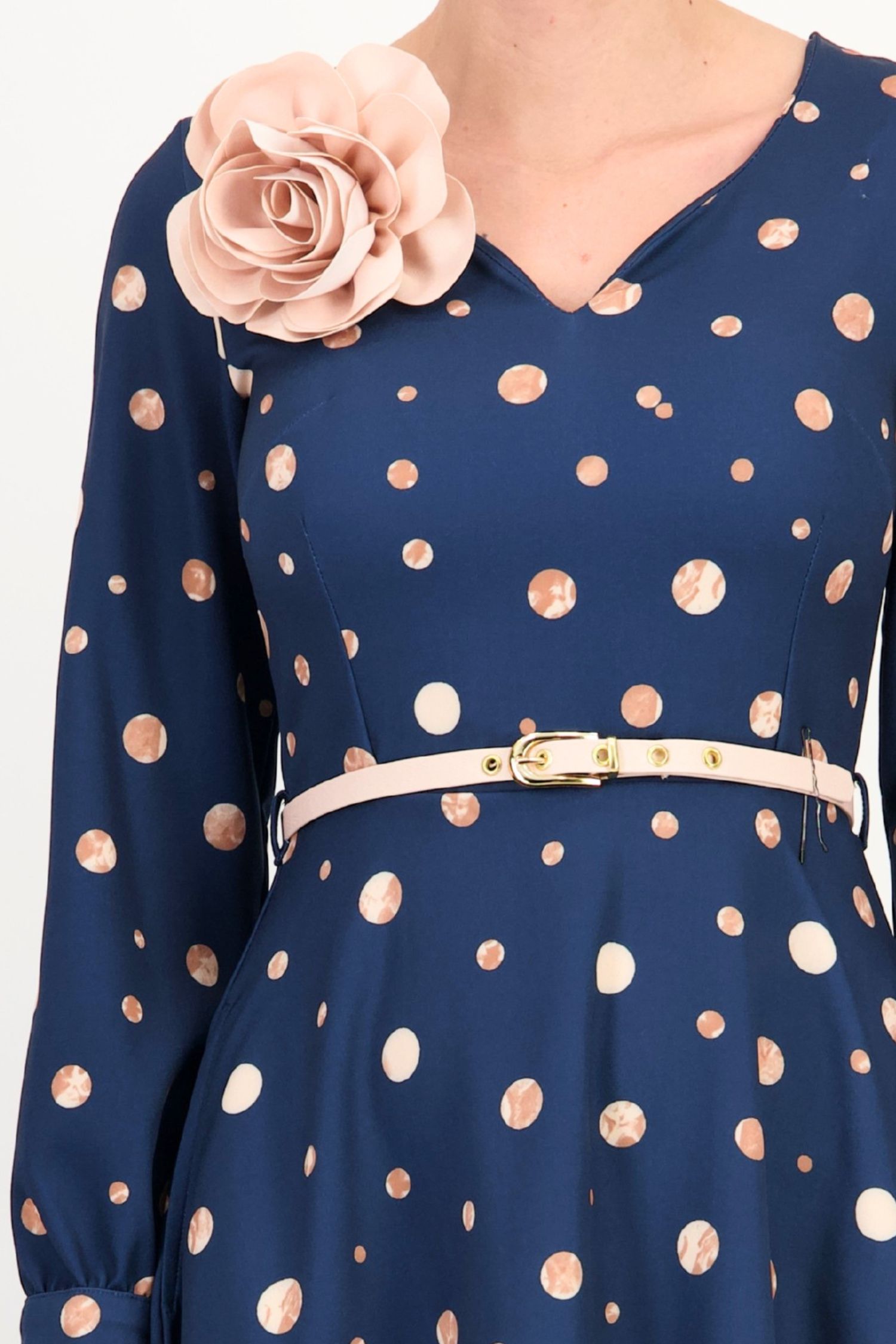Rochie bleumarin midi cu buline in clos cu brosa florala si curea - StarShinerS 4 - StarShinerS.ro