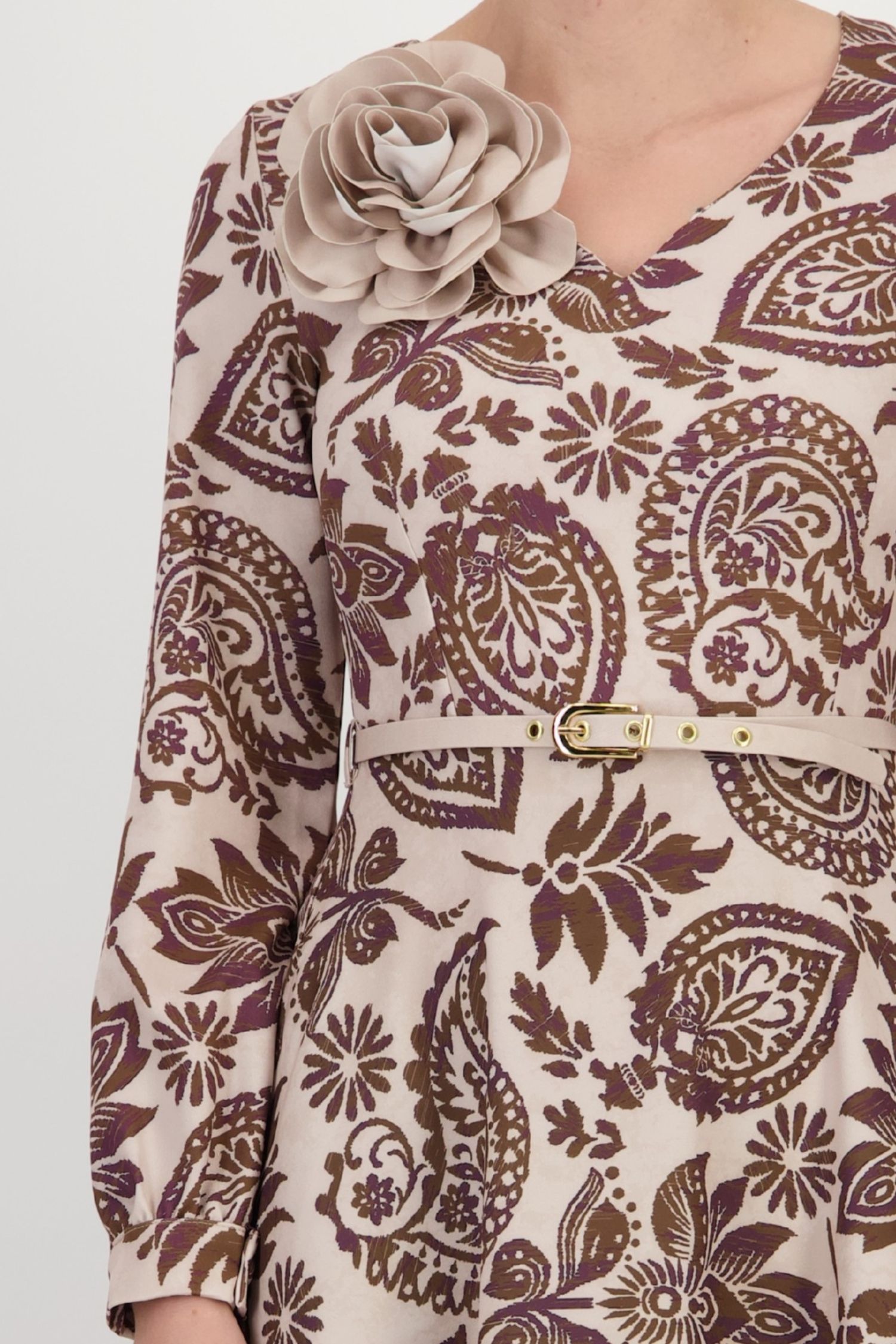 Rochie maro midi imprimata in clos cu brosa florala si curea - StarShinerS 4 - StarShinerS.ro