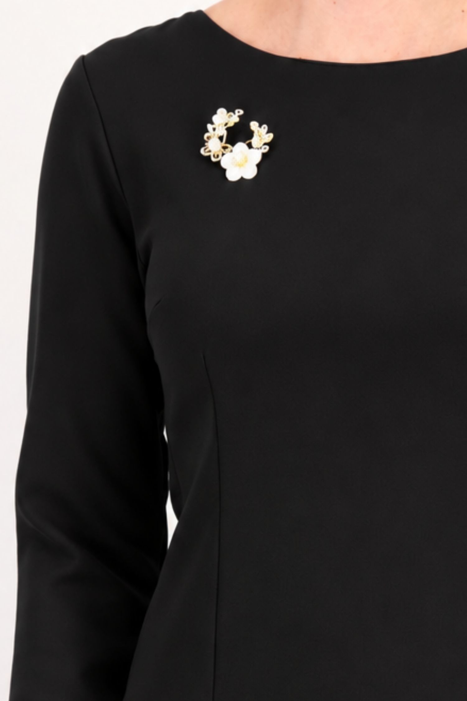 Rochie neagra din stofa elastica pana la genunchi tip creion 5 - StarShinerS.ro