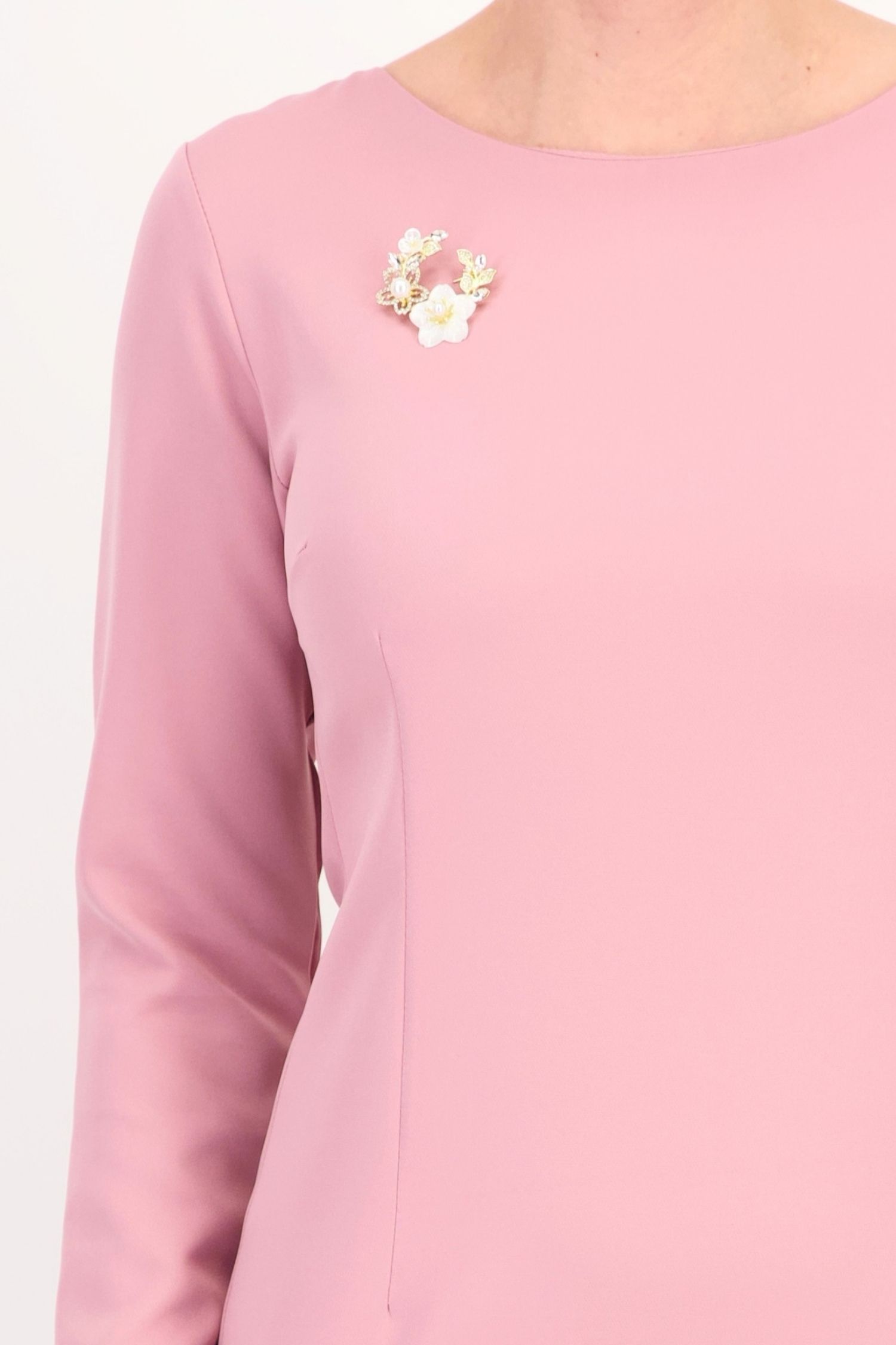 Rochie roz pudra până la genunchi tip creion accesorizata cu brosa - StarShinerS 4 - StarShinerS.ro