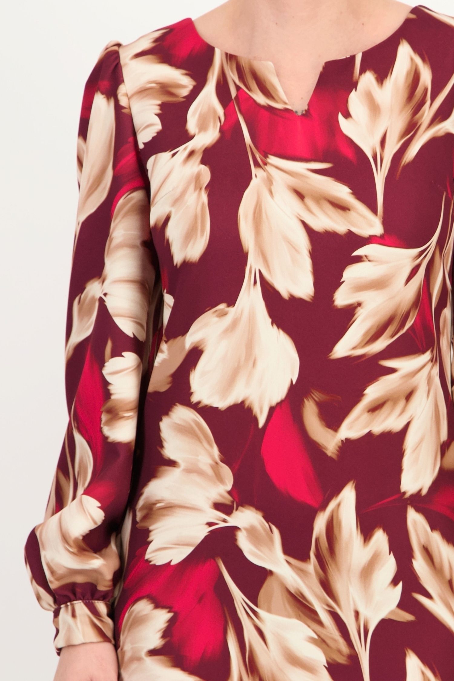 Rochie rosie inchis abstract din stofa elastica scurt drept 5 - StarShinerS.ro